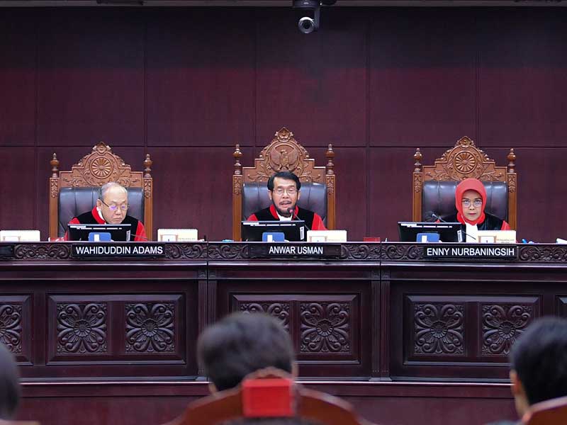 Ketua Majelis Hakim Mahkamah Konstitusi (MK) Anwar Usman (tengah) didampingi Majelis Hakim MK Wahiduddin Adams (kiri) dan Enny Nurbaningsih.