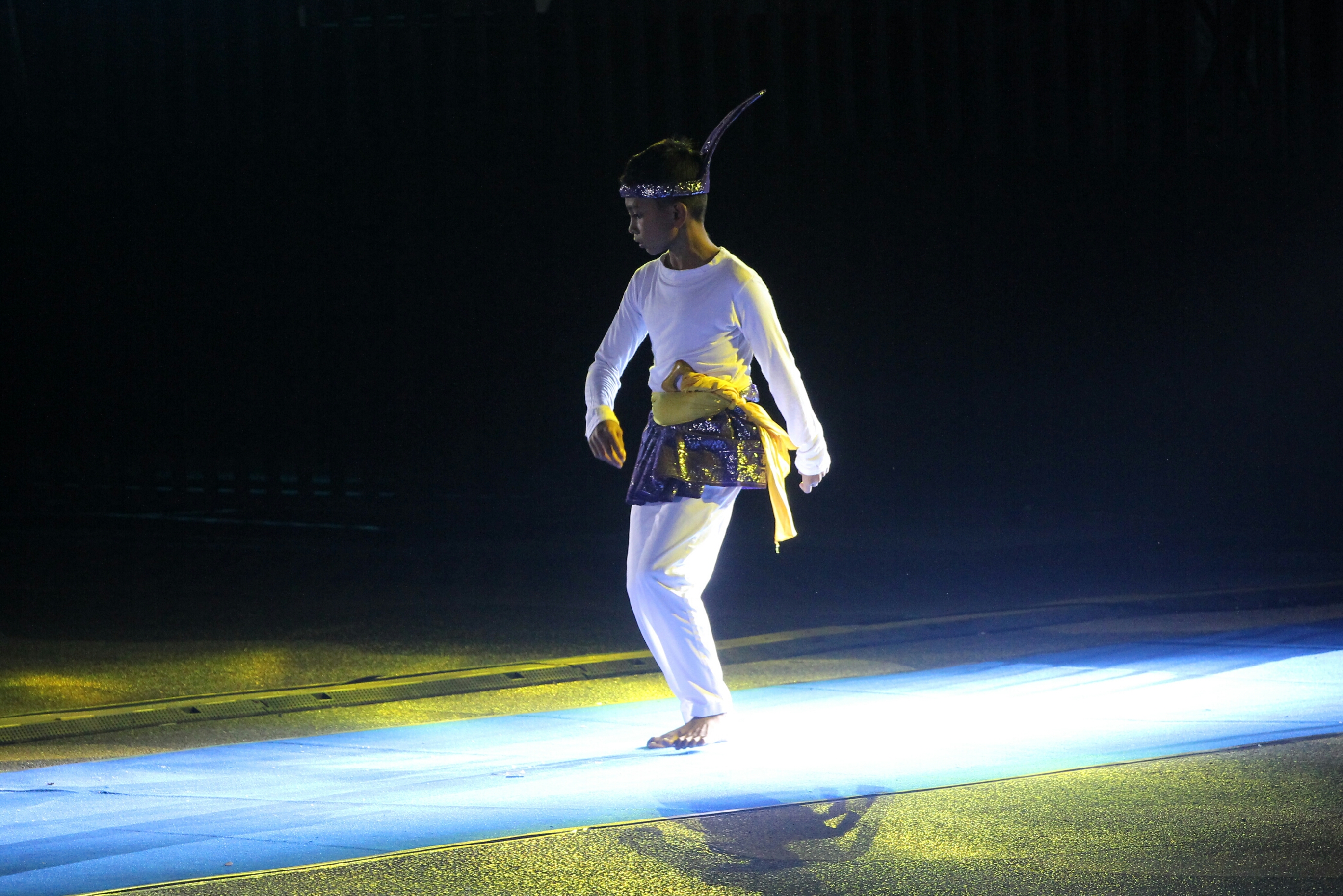 Seorang peserta lomba Tari Seudati yang tampil di Pidie Convention Center, Aceh.