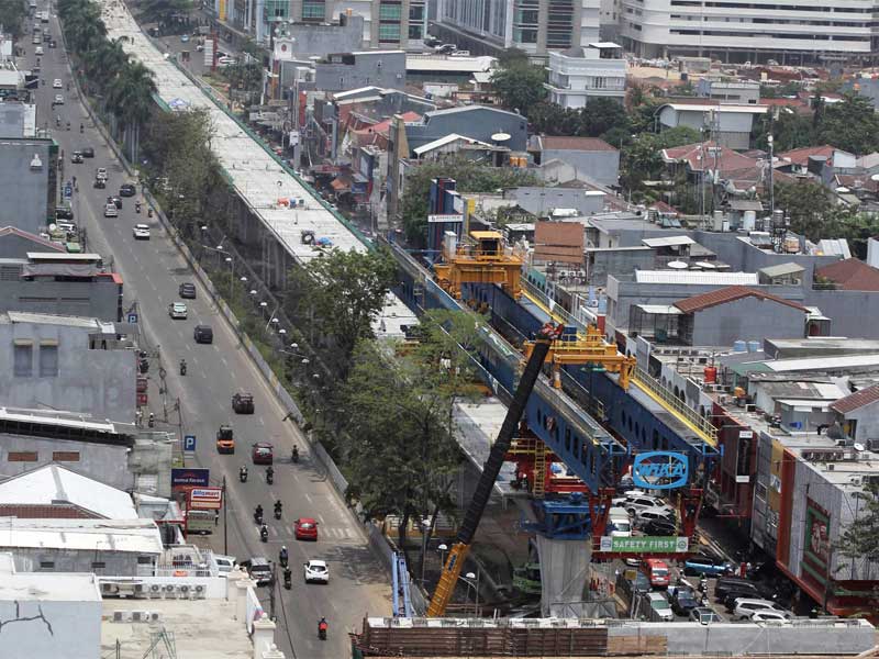 Pekerja menyelesaikan proyek pembangunan light rail transit ( LRT) Jakarta Koridor I Fase I ( Kelapa Gading-Velodrome Rawamangun) .