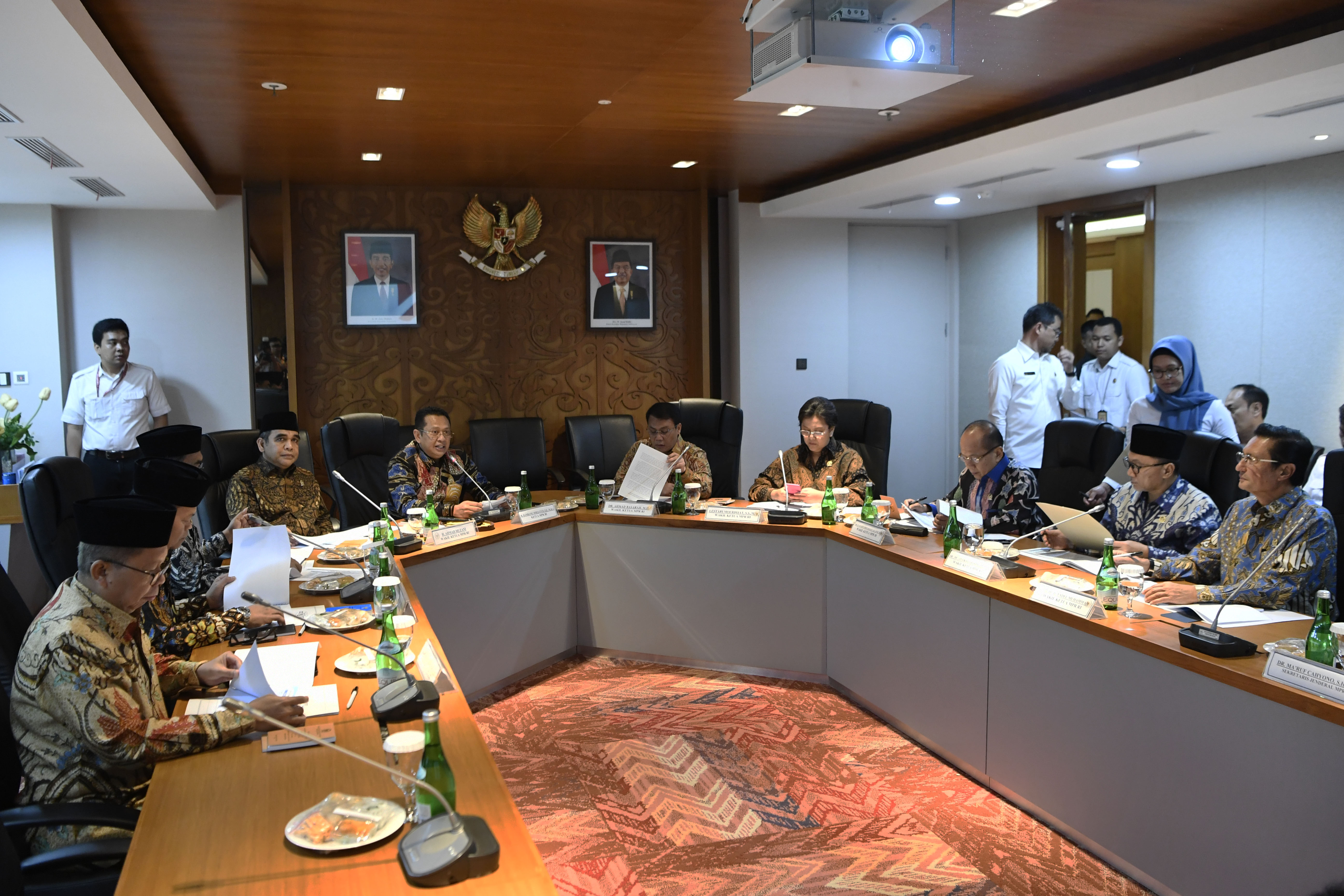 Rapat perdana pimpinan MPR periode 2019-2024 di Gedung Nusantara III, Kompleks Parlemen Senayan, Jakarta, Rabu (9/10). 