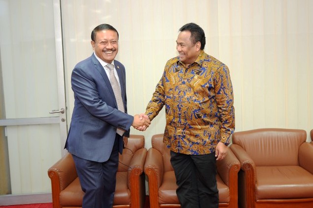 Wakil Ketua Komisi VI DPR RI Gde Sumarjaya Linggih menyambangi Wakil Ketua DPR RI Rachmad Gobel di Ruang Tunggu VIP.