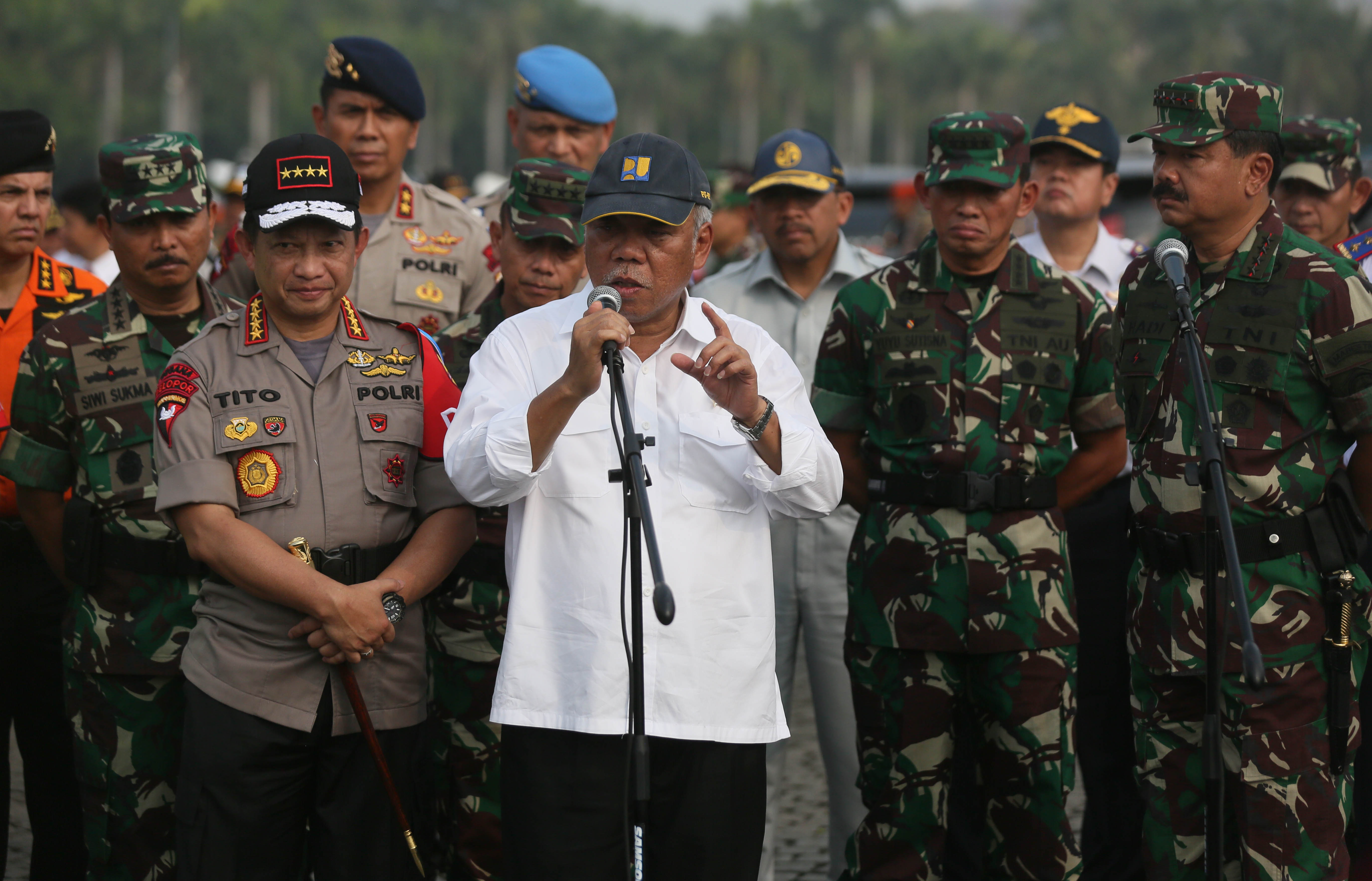 Menteri Pu-Pera Basuki Hadimuljono (tengah)