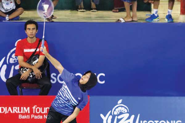 Pebulu tangkis muda dari Aceh Barat, Aceh, Dian Ramadhani Mukti memukul bola ke arah lawannya.