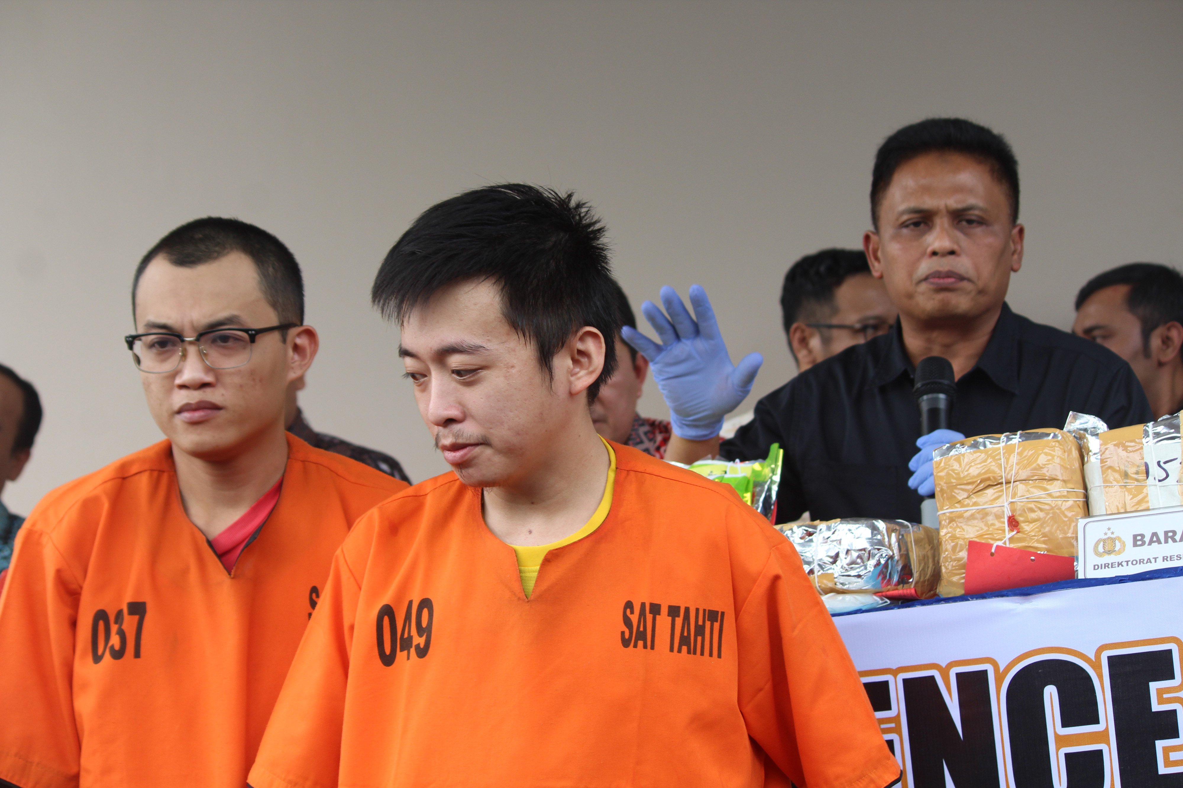 Dua warga negara Malaysia yang menjadi tersangka penyelundupan narkoba diamankan kepolisian RI. 