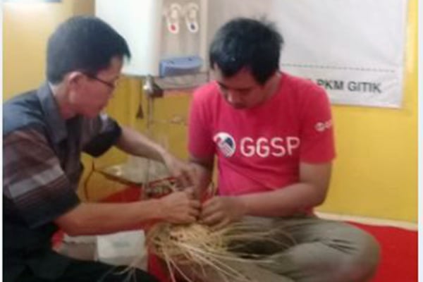 ODGJ sedang diajari menganyam