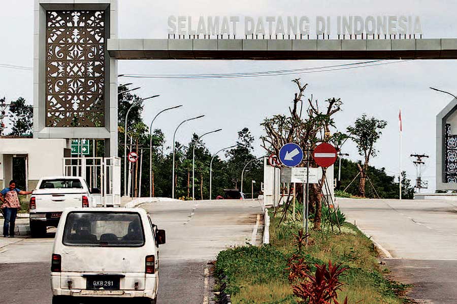 Kendaraan dari Malaysia menuju gerbang perbatasan Indonesia di Pos Lintas Batas Negara (PLBN) Badau, Kapuas Hulu