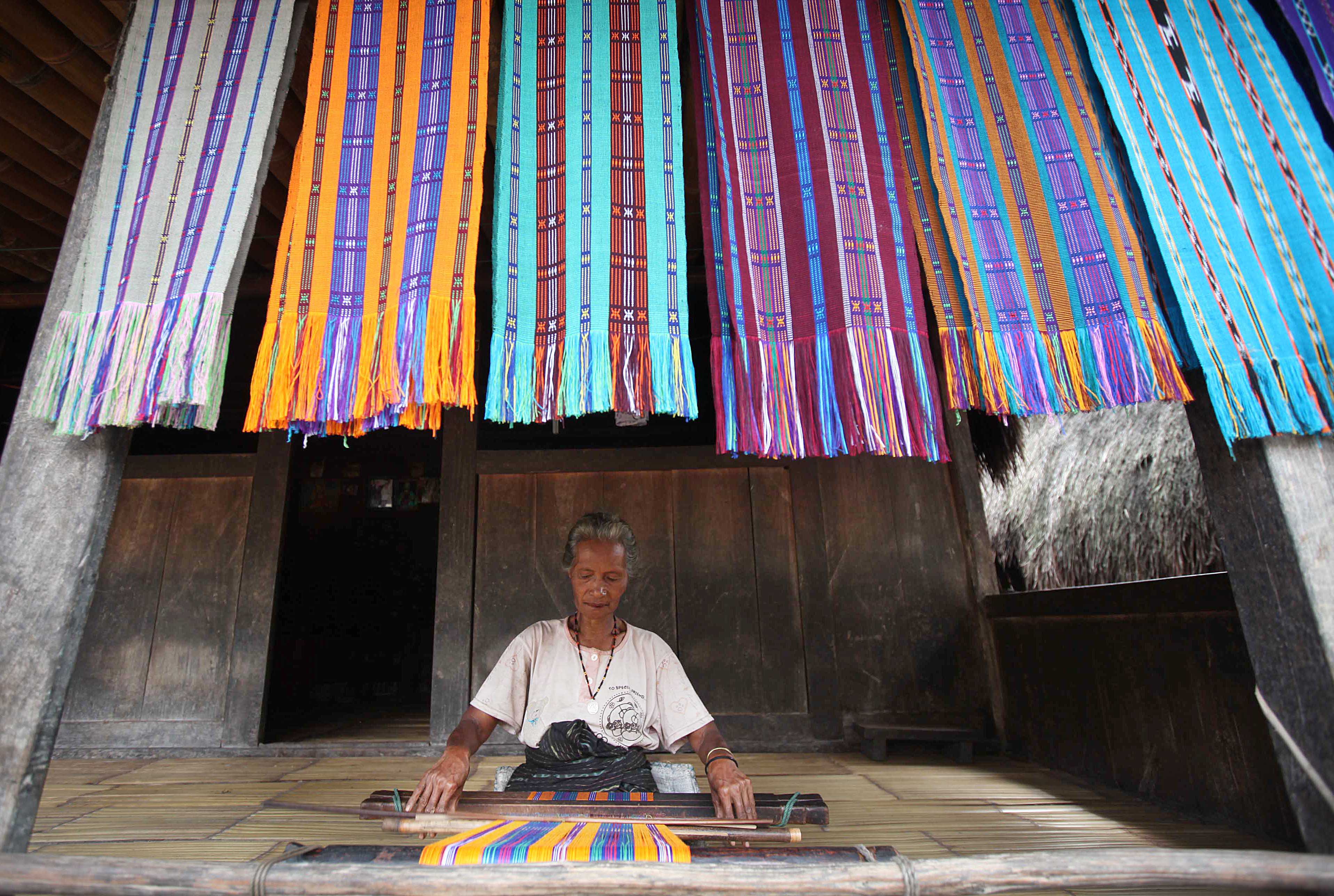 Bupati Flores Timur Antonius Gege Hadjon meminta agar menenun masuk ke dalam kurikulum muatan lokal. 