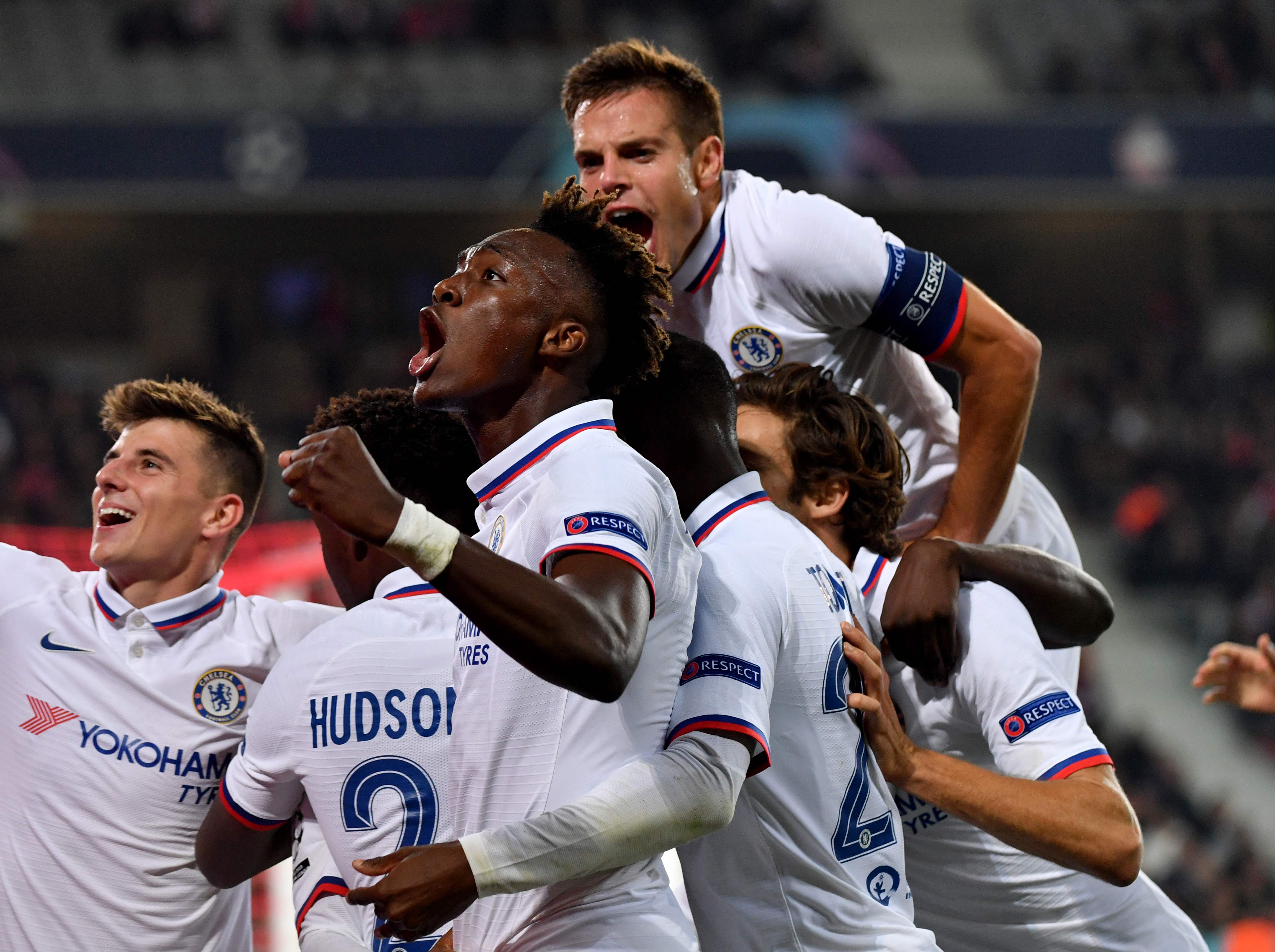 Para pemain Chelsea merayakan gol Willian ke gawang Lille.