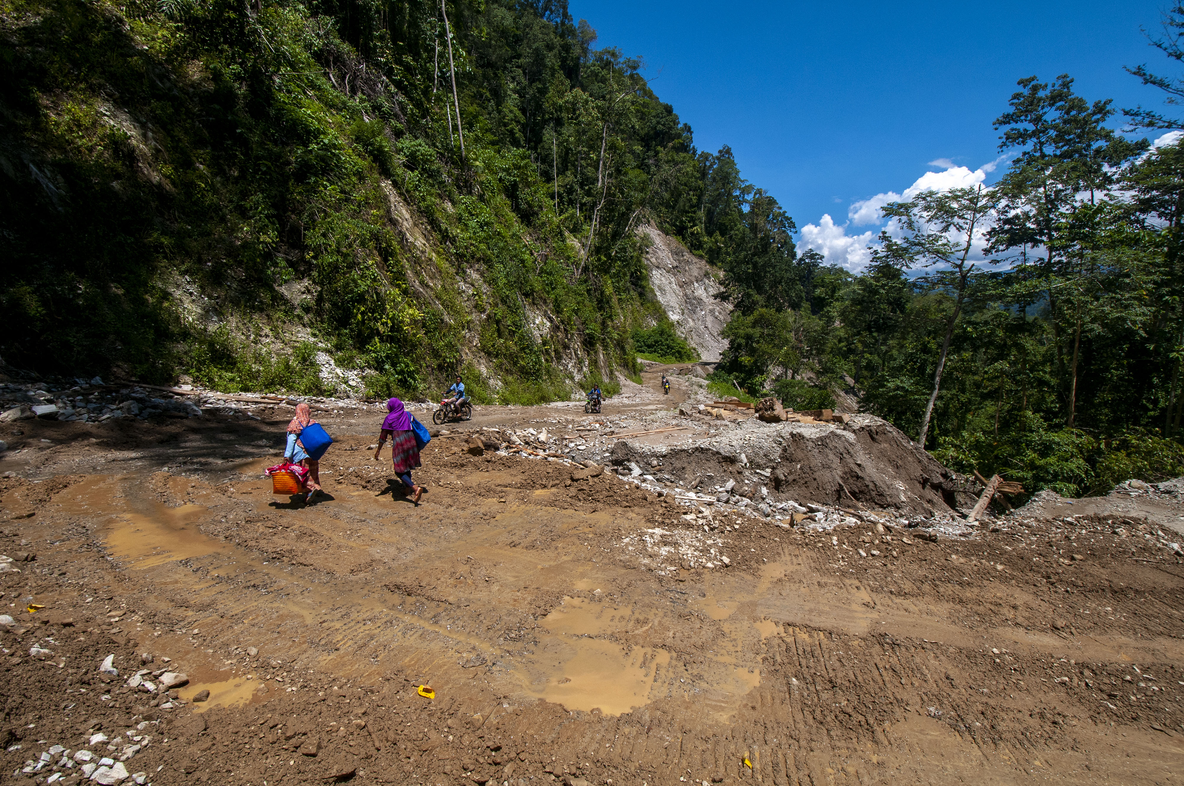 Musim pancaroba memicu potensi terjadinya longsor di wilayah rawan bencana di Kabupaten Cianjur, Jawa Barat.