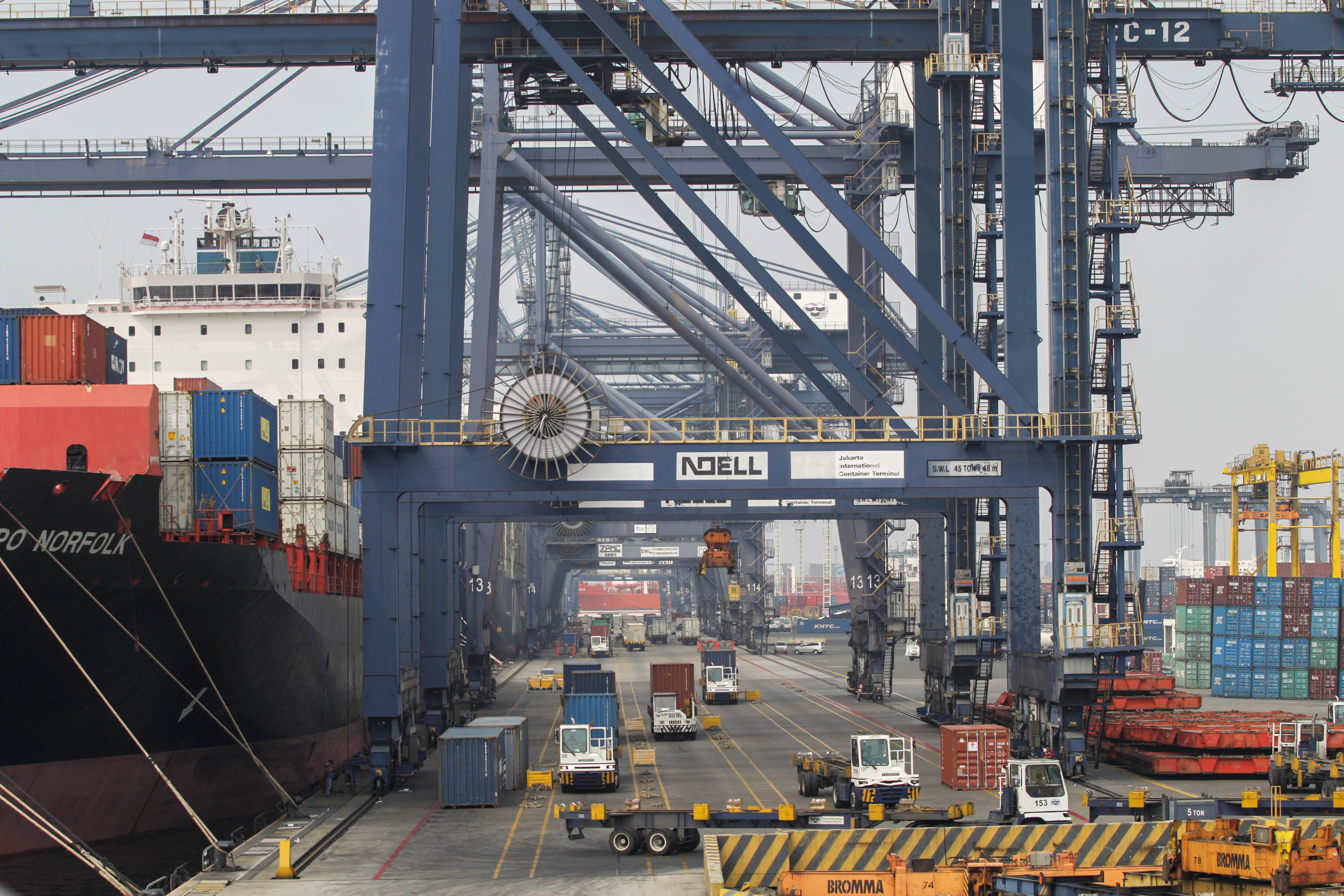 Aktivitas bongkar muat di terminal peti kemas Tanjung Priok, Jakarta Utara. Indonesia melorot lima peringkat dalam Indeks Daya Saing Global.