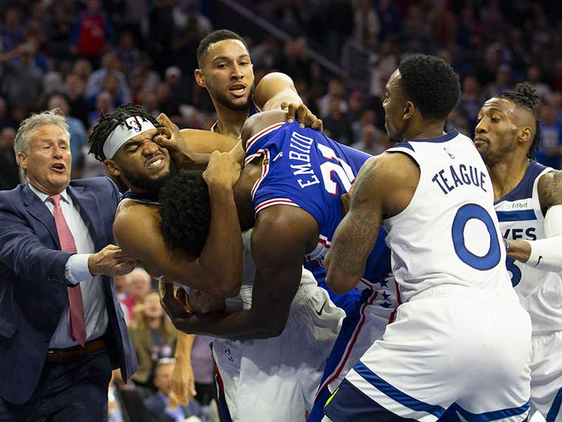 Joel Embiid (kostum biru) dan Karl-Anthony Towns berkelahi dalam laga NBA.