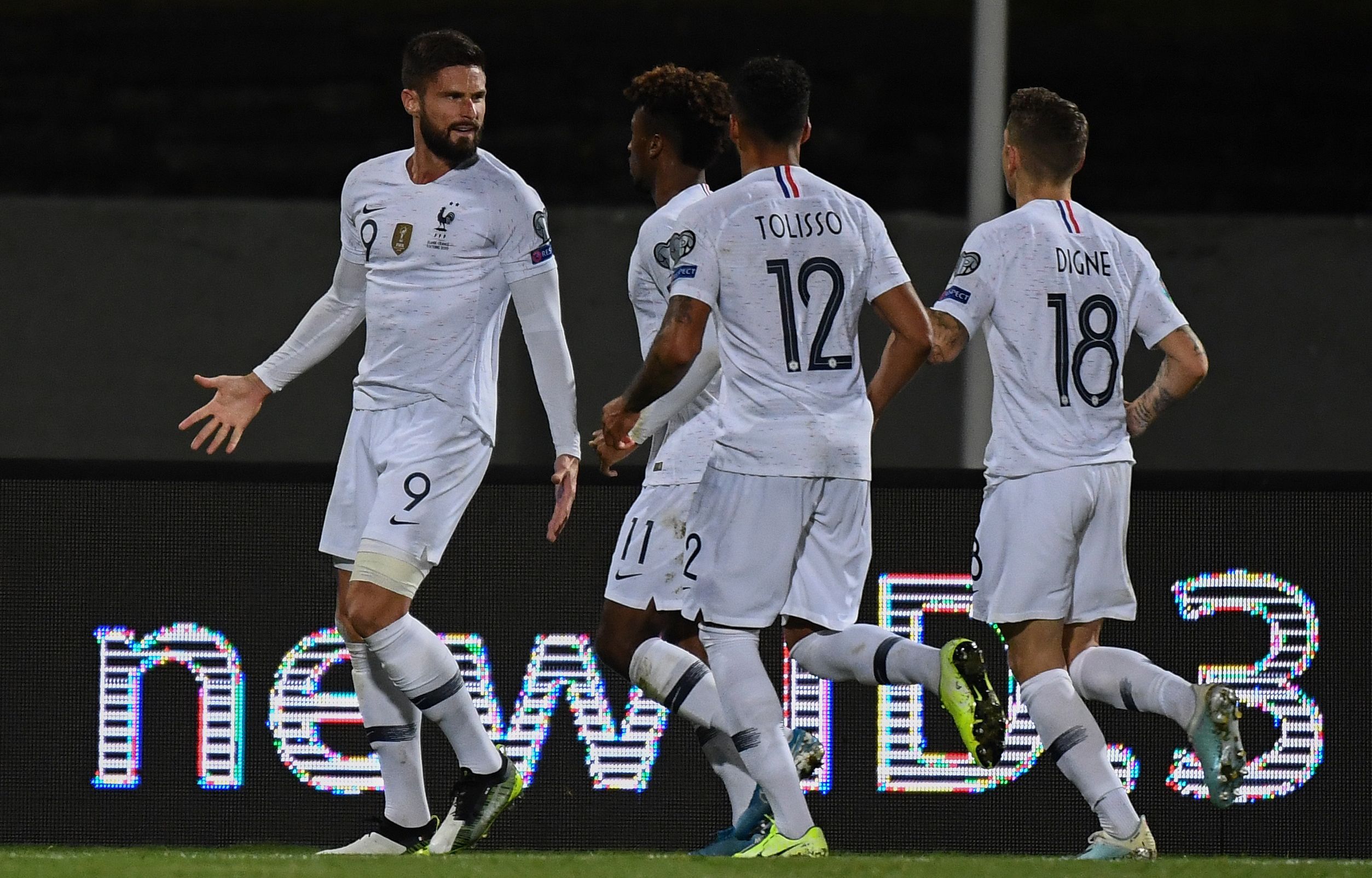 Olivier Giroud (kiri) merayakan golnya ke gawang Islandia