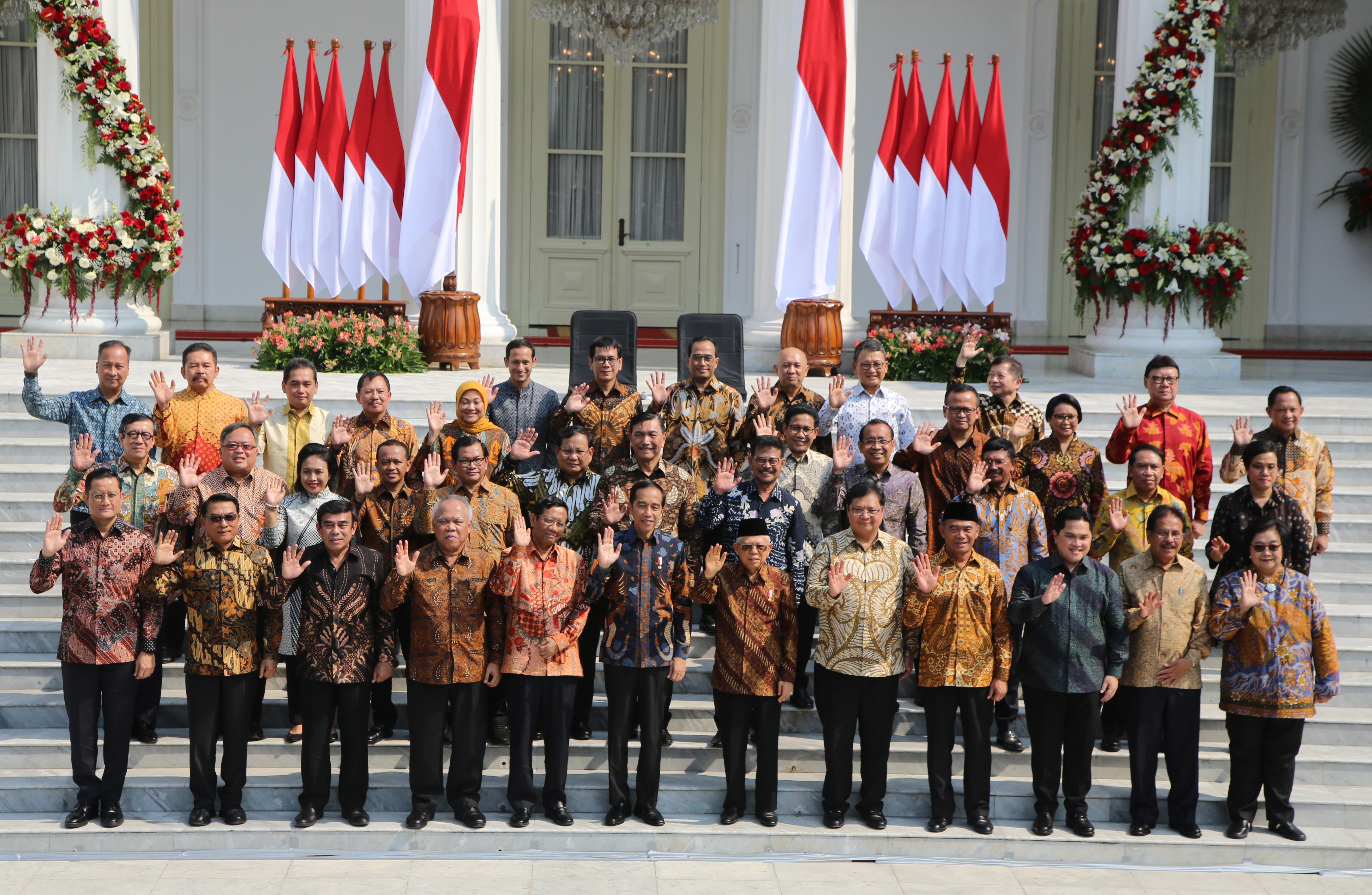 Presiden Jokowi berfoto bersama para menteri Kabinet Indonesia Maju
