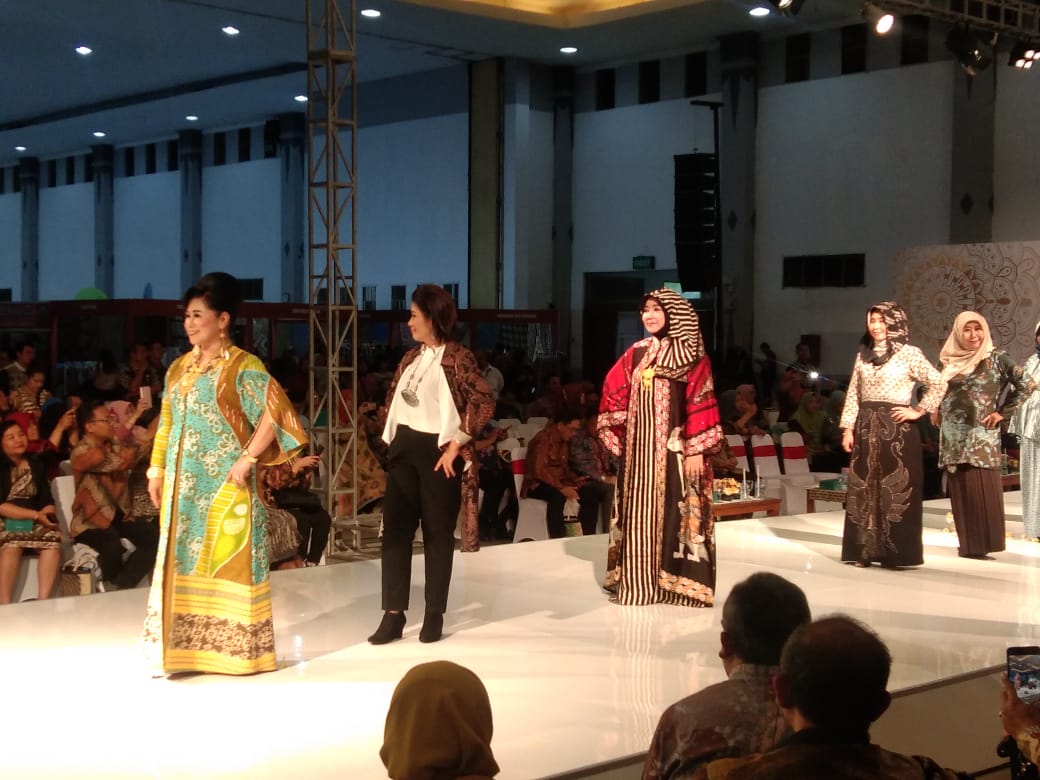 Pameran Batik 2019 d JEC Expo Yogyakarta. Selain pameran kain batik, juga digelar peragaan busana batik. 