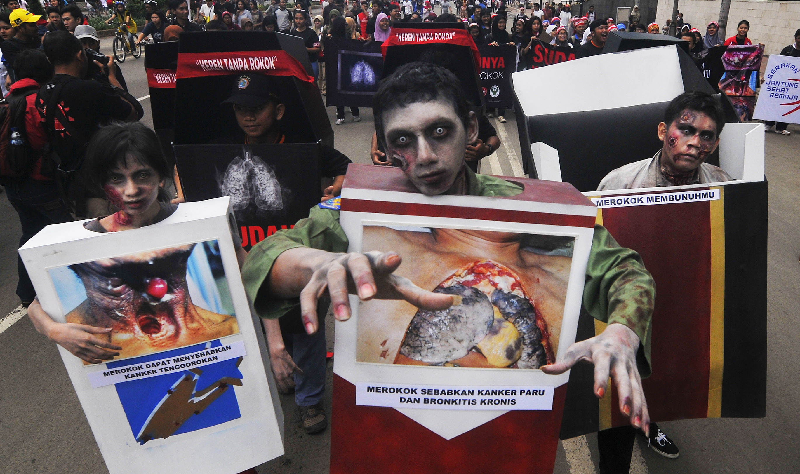 Sejumlah aktivis yang tergabung dalam Komisi Nasional Pengendalian Tembakau menggelar aksi bahaya merokok.