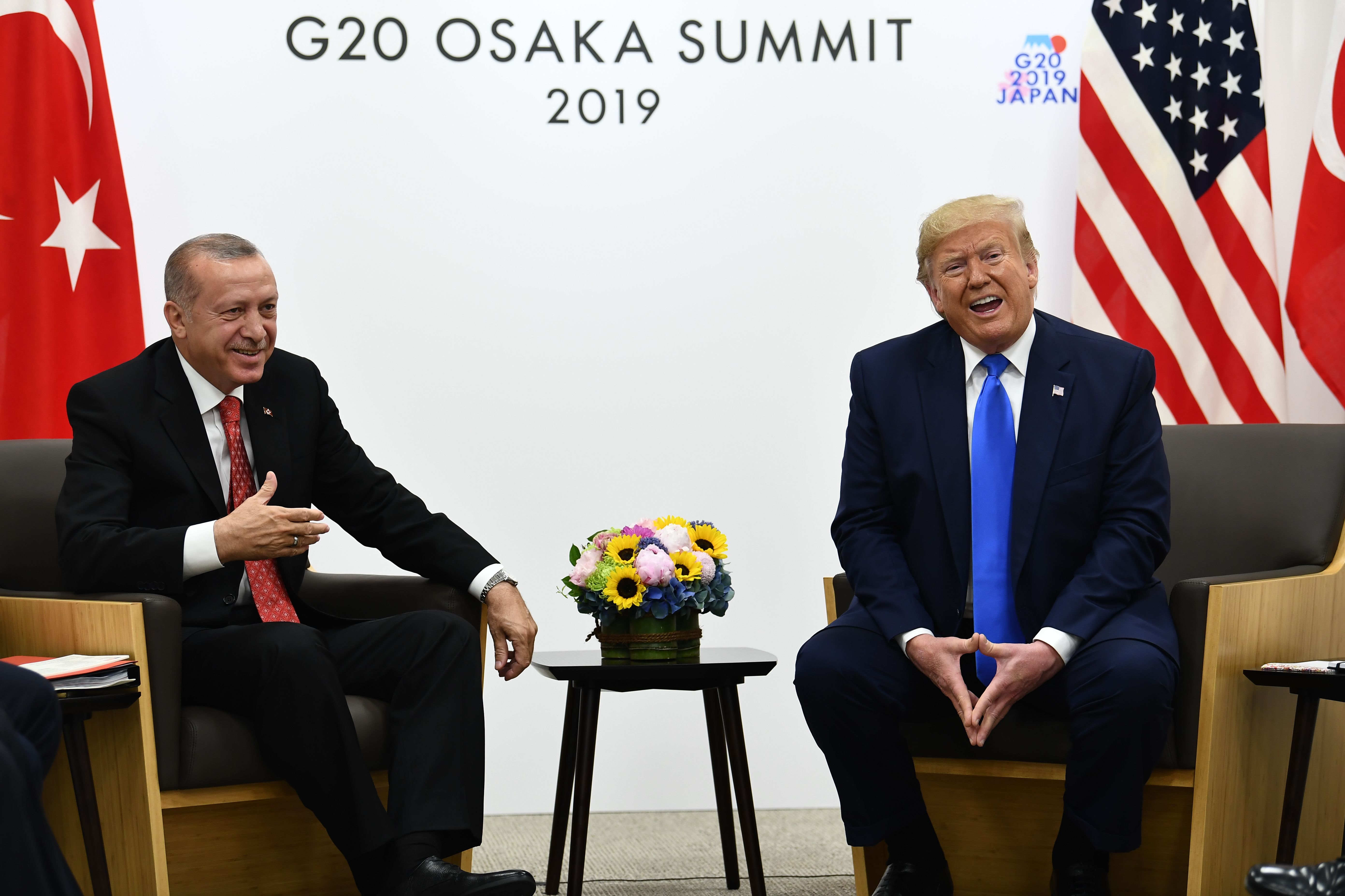 Presiden Turki Recep Tayyip Erdogan (kiri) dan Presiden AS Donald Trump di sela-sela KTT G20 di Osaka, 29 Juni lalu.