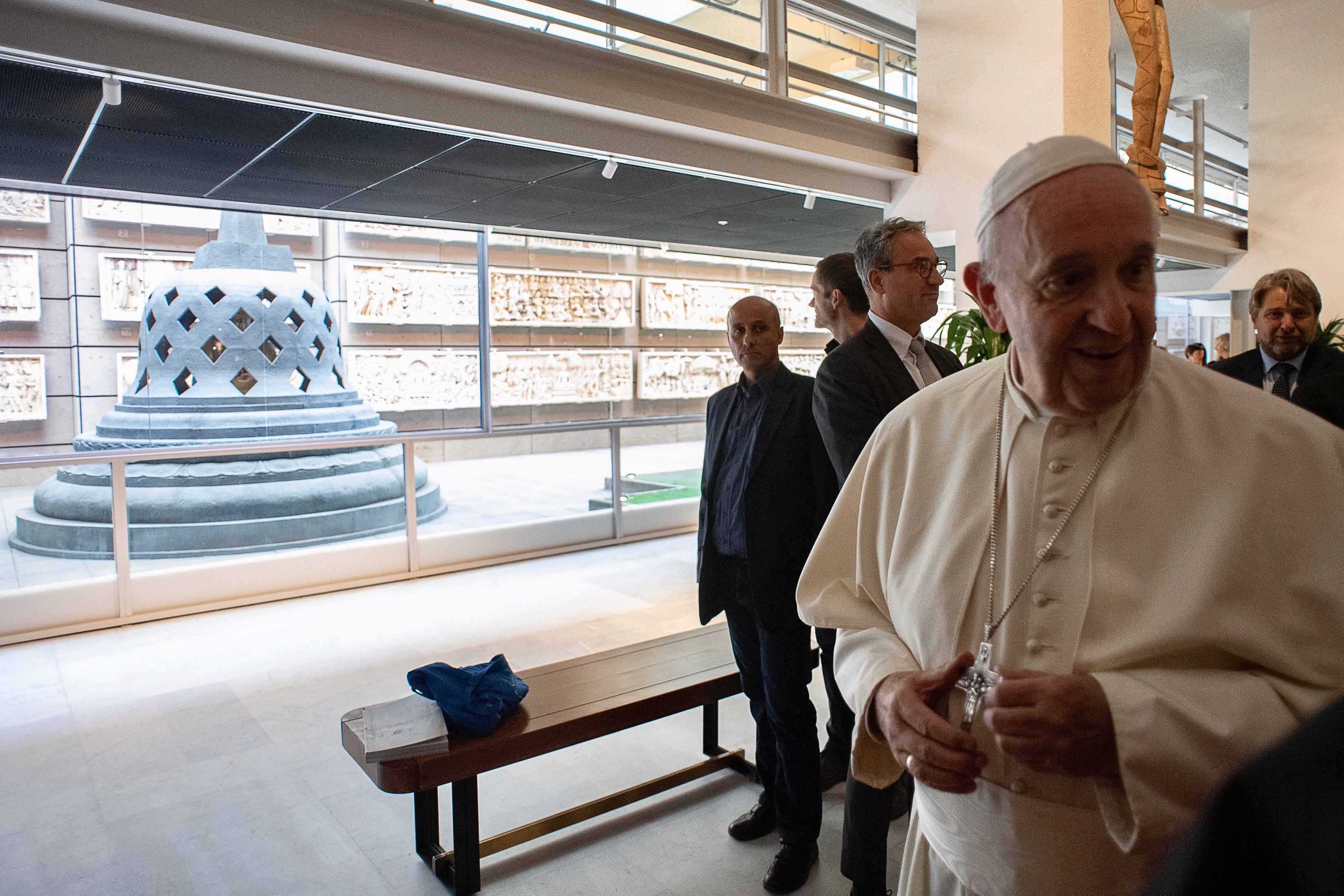 Paus Fransiskus saat mengunjungi Taman Borobudur di Museum Etnologi Vatikan