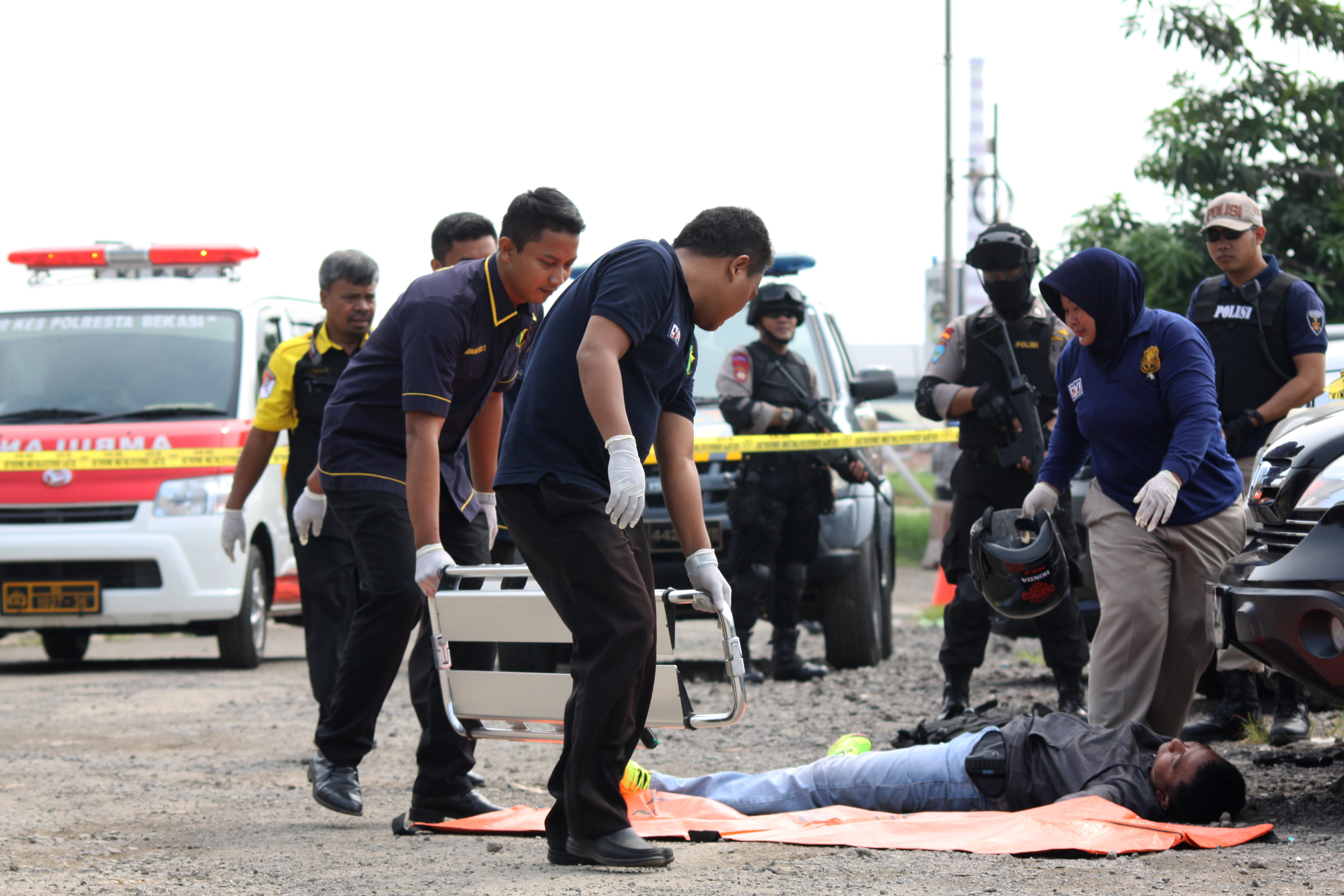  Personel Pus Labfor Polresta Bekasi mengevakuasi pelaku teror yang  dilumpuhkan saat simulasi penanganan teror di kawasan Cikarang. 