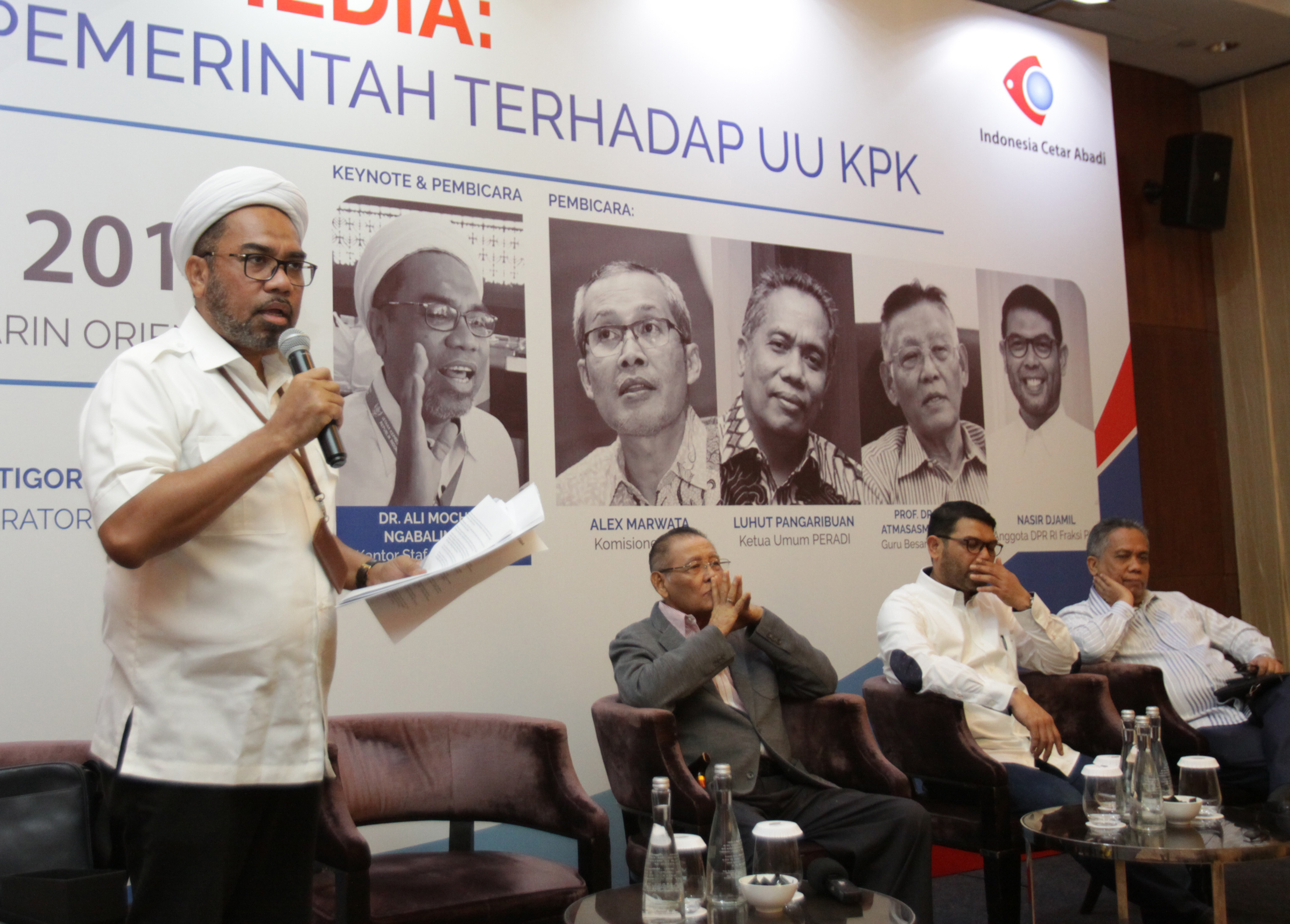  Tenaga Ahli Kantor Staf Kepresidenan (KSP) Ali Mochtar Ngabalin (kiri)