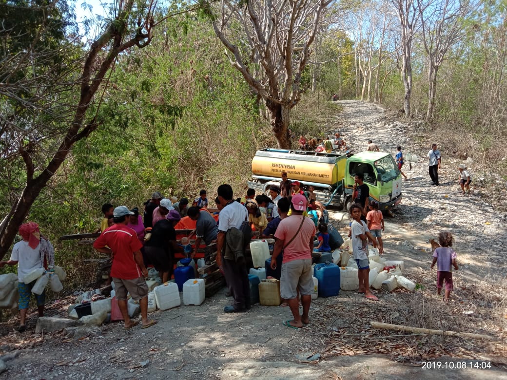 Mobil tangki air menyalurkan air bersih ke warga Ulung Baras