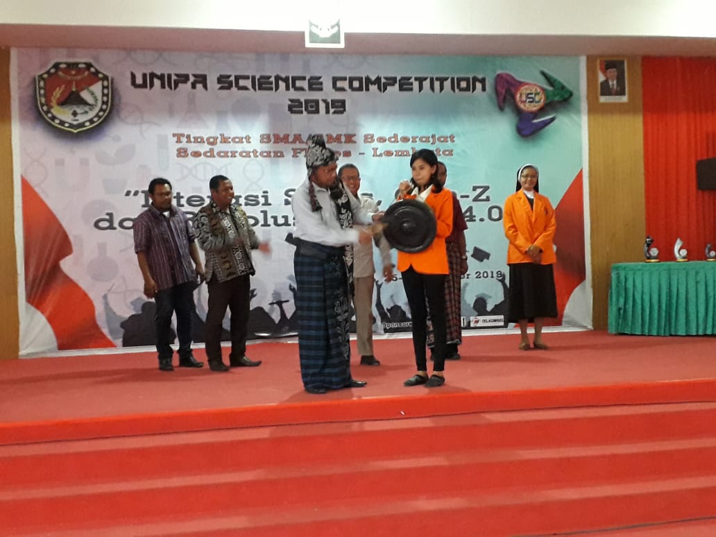 Pembukaan kompetisi sains yang diselenggarakan oleh  Universitas Nusa Nipa (Unipa) Maumere, NTT, Minggu (27/10). 