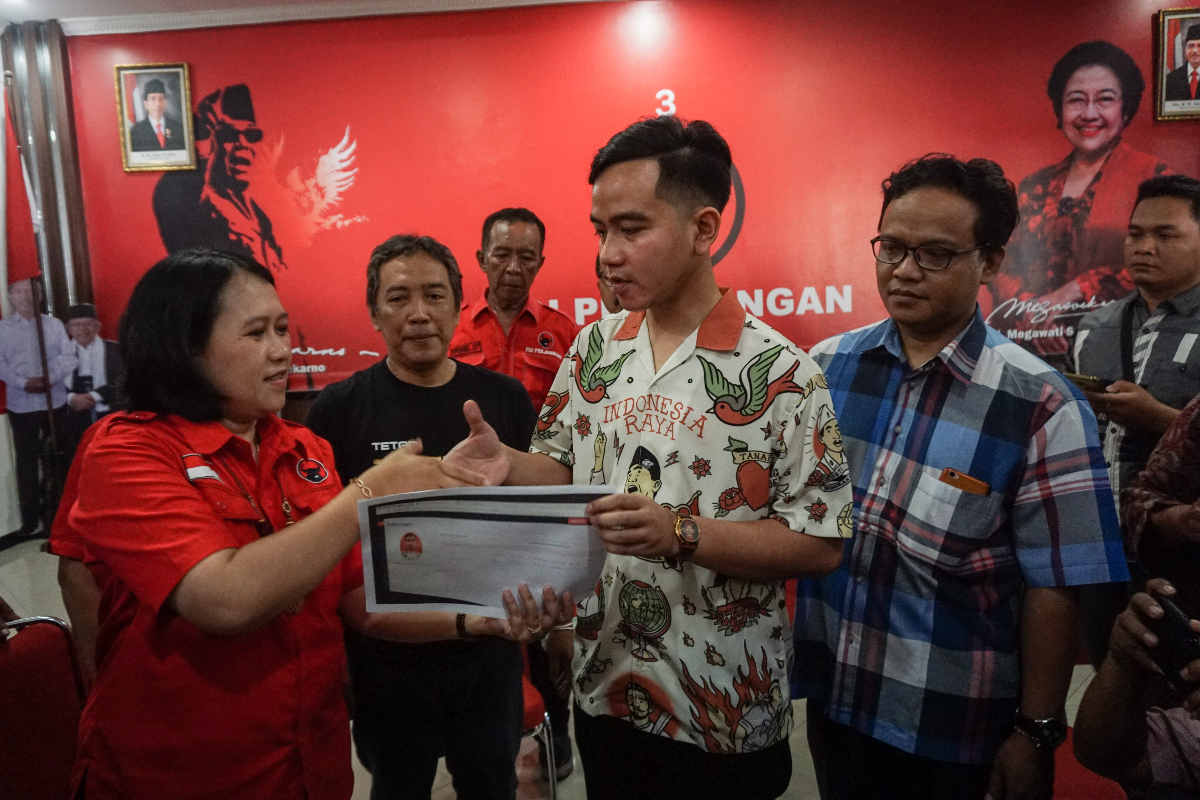 Putra sulung Presiden Joko Widodo, Gibran Rakabuming Raka (ketiga kanan) menyerahkan berkas pendaftaran anggota PDI Perjuangan.