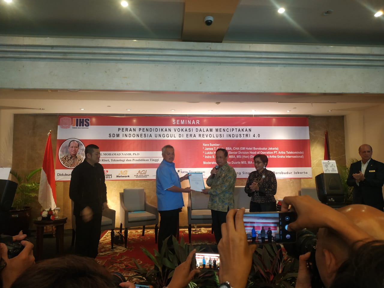 Chairman AG Group Tomy Winata menerima SK dari Menristekdikti M Nasir untuk perubahan bentuk JIHS menjadi Politeknik Jakarta Internasional.