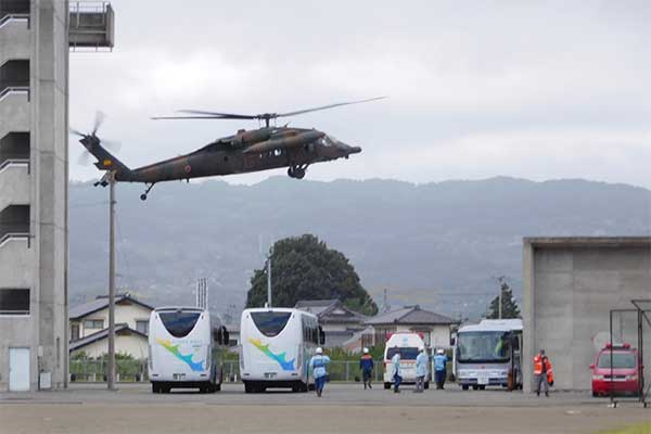 Warga Ditolong Memakai Helikopter