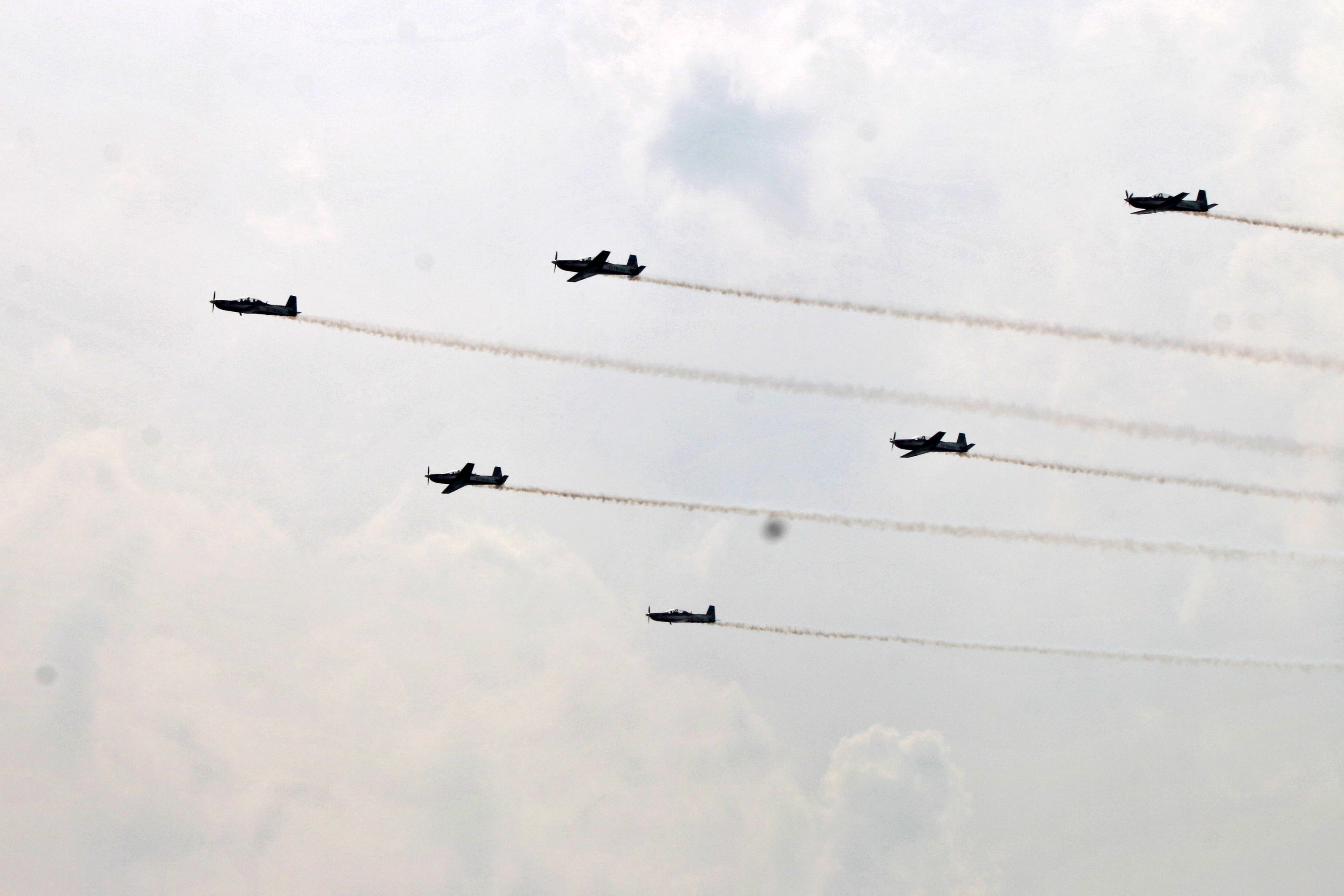 Prajurit TNI melakukan aksi demonstasi pesawat tempur di Bandara Halim Perdanakusumah, Jakarta Timur, Kamis (3/10/2019).