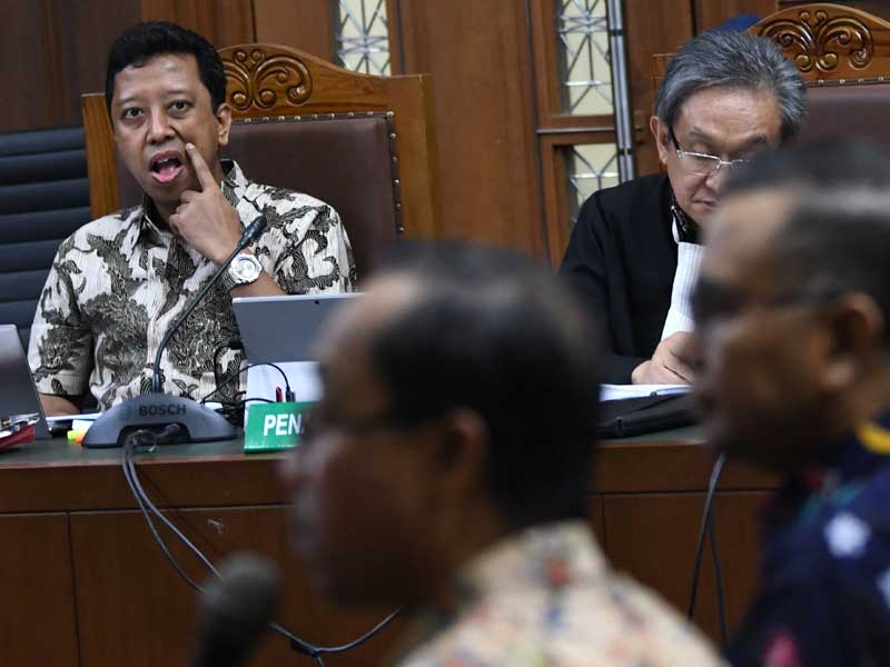 Terdakwa kasus suap jual beli jabatan di lingkungan Kementerian Agama Romahurmuziy (kiri)