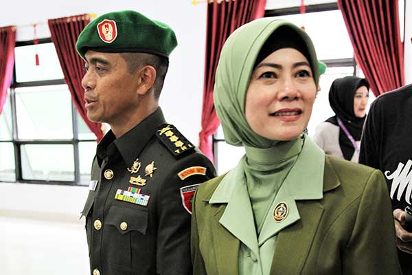 Komandan Kodim 1417 Kendari Kolonel Kav Hendi Suhendi dan istri 