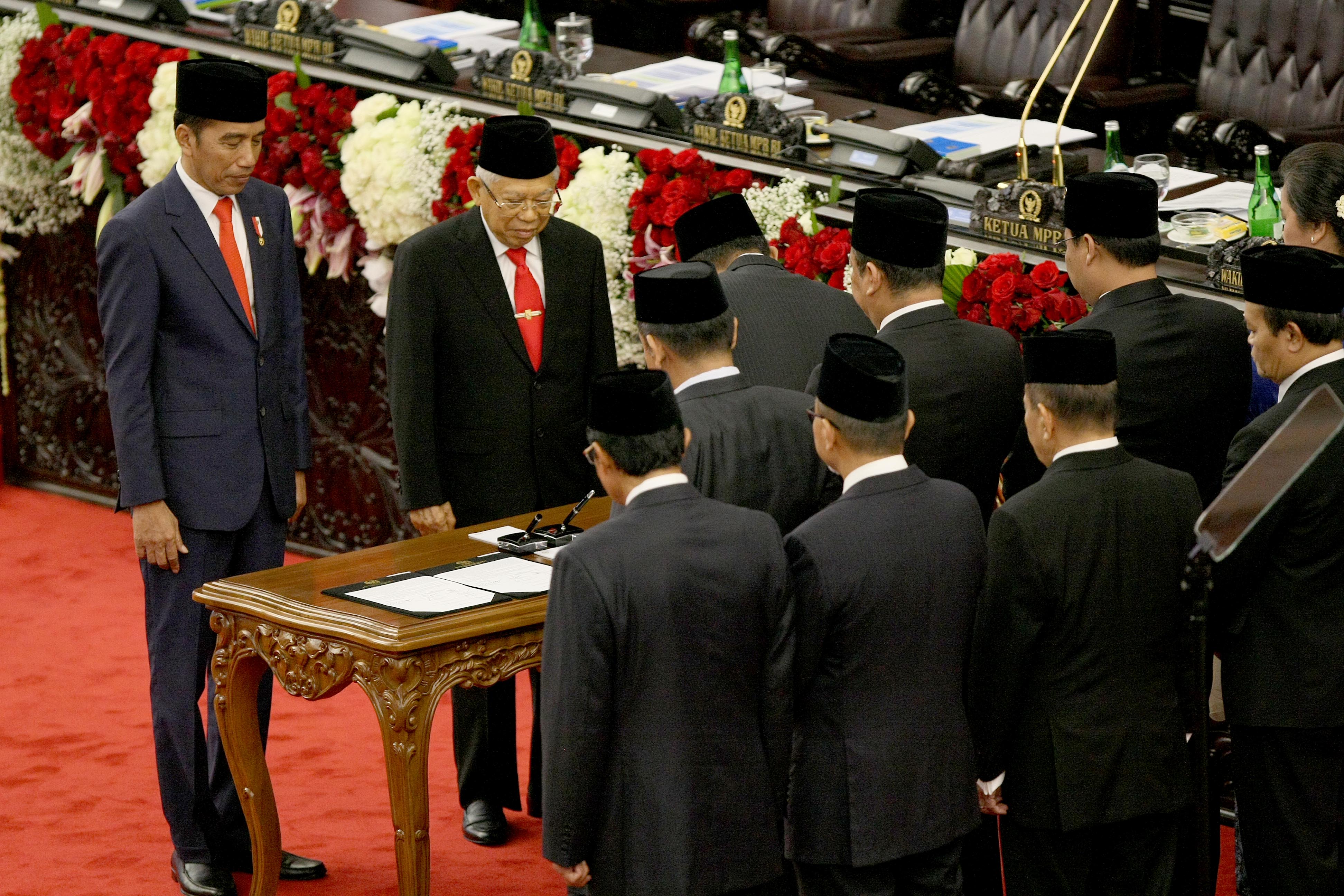 Presiden dan Wakil Presiden terpilih Joko Widodo dan Maruf Amin melakukan pendandatanganan berita acara pelantikan.