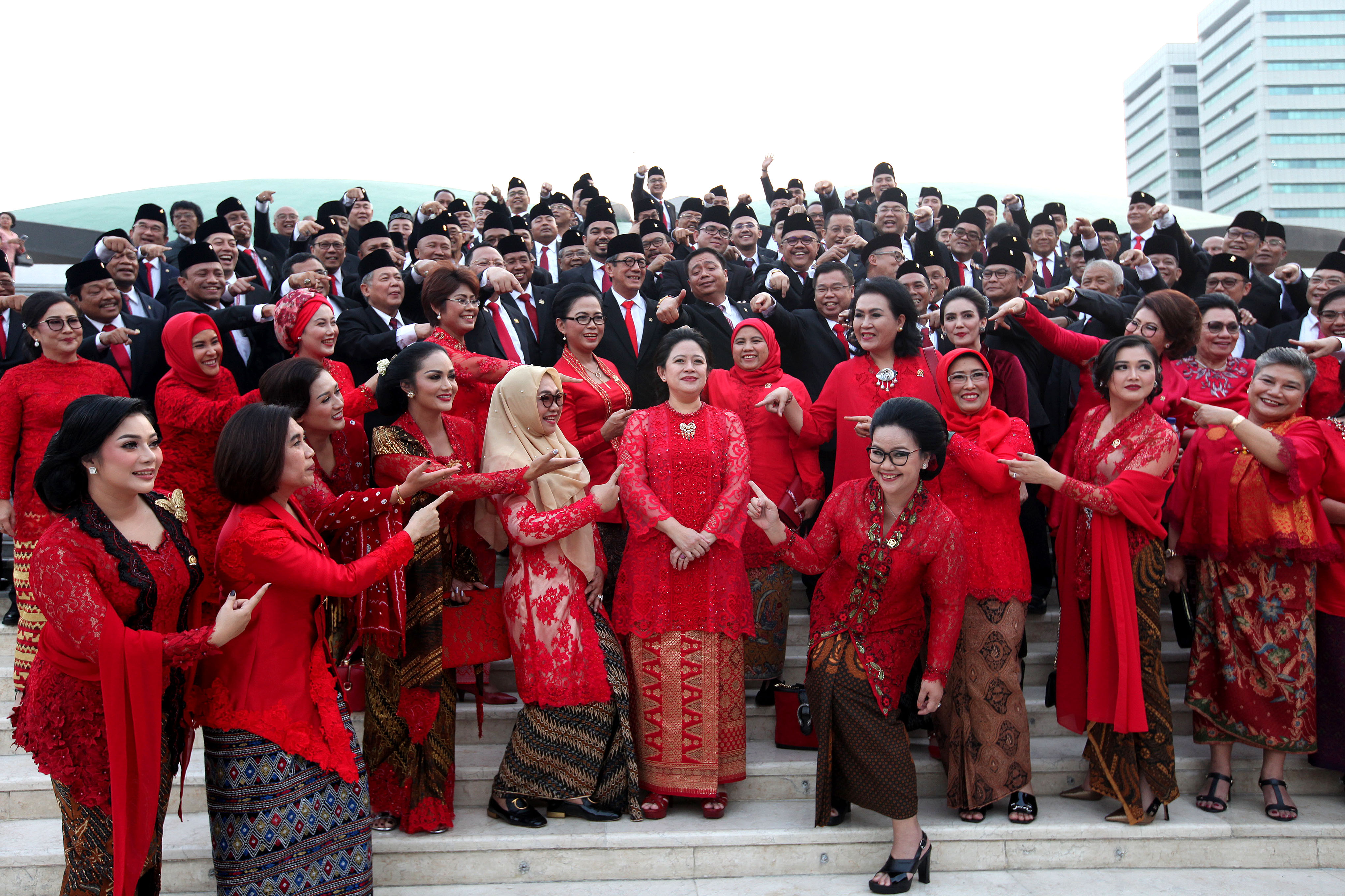 Anggota DPR RI fraksi PDI Perjuangan Puan Maharani (tengah) diajukan sebagai Ketua DPR RI Periode 2019-2024. 