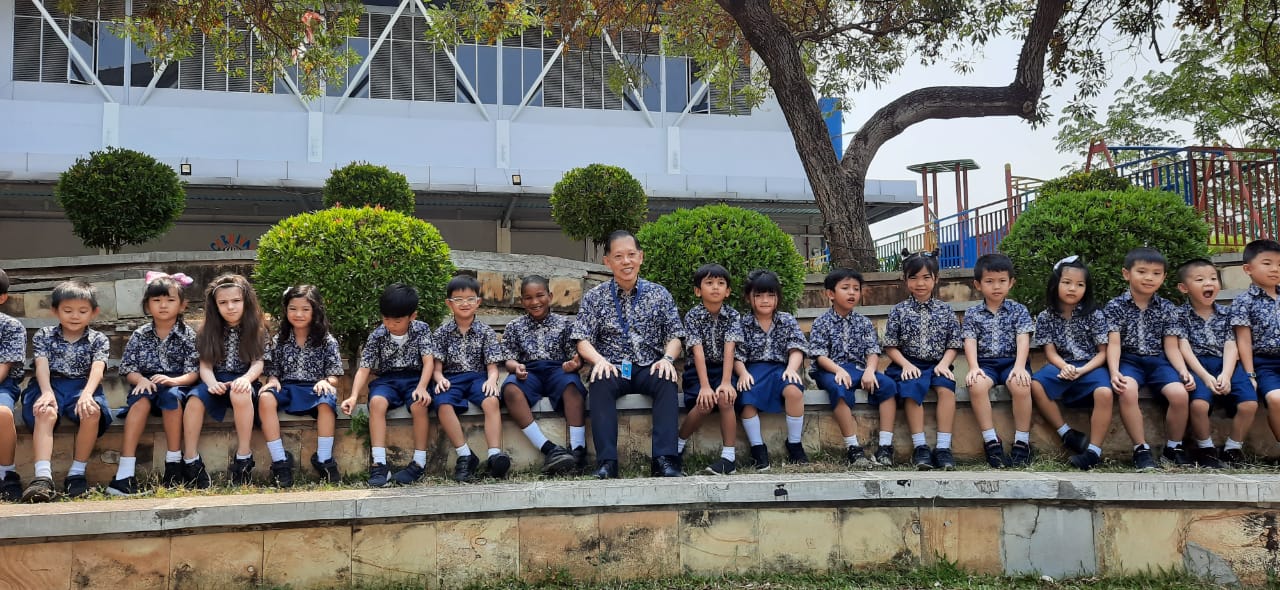 Pengawas Sekolah Global Sevilla, Michael Thia, bersama siswa dan siswinya.
