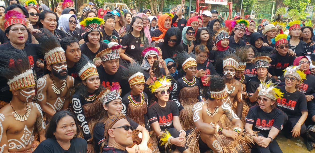 Anggota ASJB berlatih tarian Yospan sambut pelantikan Jokowi-Amin