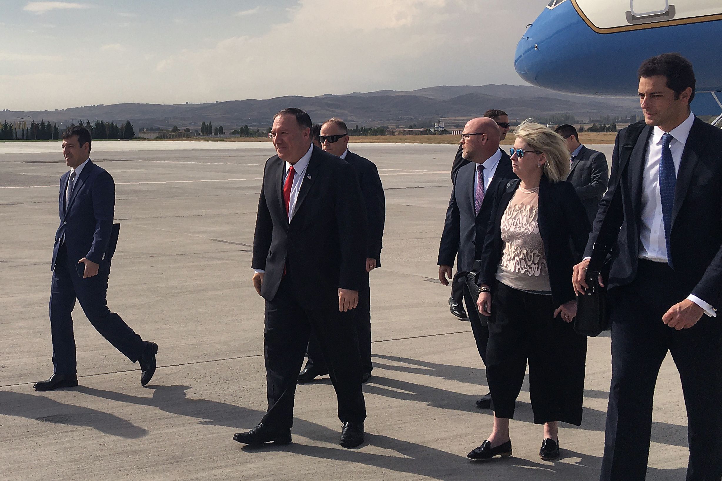 Menlu AS Mike Pompeo (kedua darii kiri) mendarat di Ankara, Turki, Kamis (17/10) untuk membahas gencatan senjata di Suriah. 