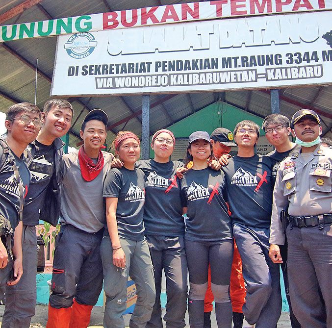 Sebanyak 13 pendaki, 7 di antaranya asal Singapura yang terjebak kebakaran di Gunung Raung dapat dievakuasi tim SAR.