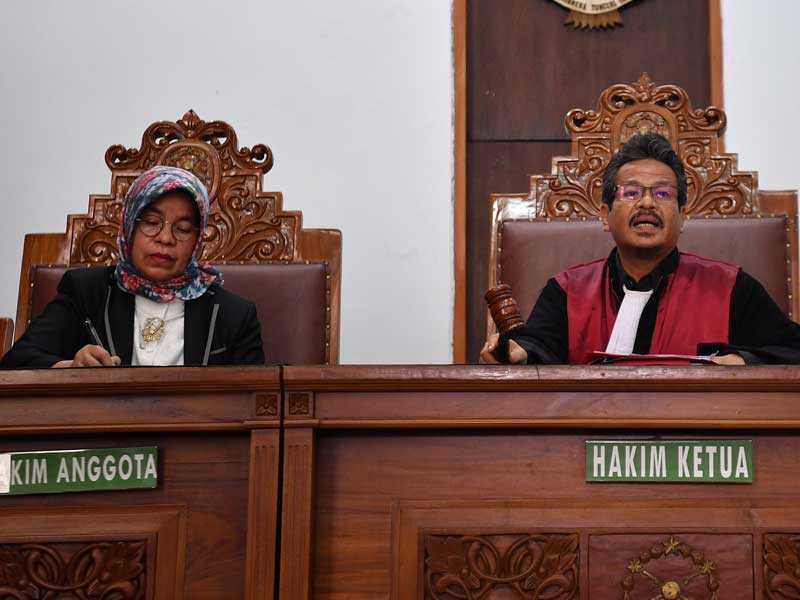 Hakim tunggal Elfian (kanan) memimpin jalannya sidang praperadilan yang diajukan mantan Menpora Imam Nahrawi.