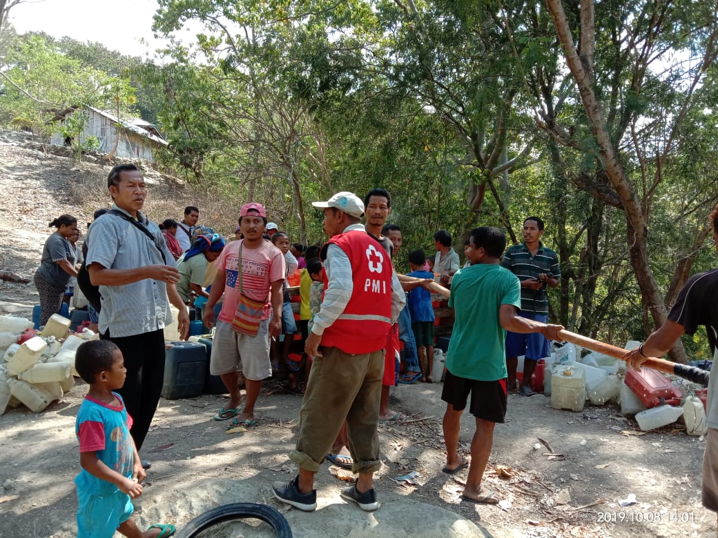 Pendistribusian air bersih dari Pemkab Manggarai Timur ke tiga kampung di Ulung Baras yang dilanda krisis air bersih, Selasa (8/10)