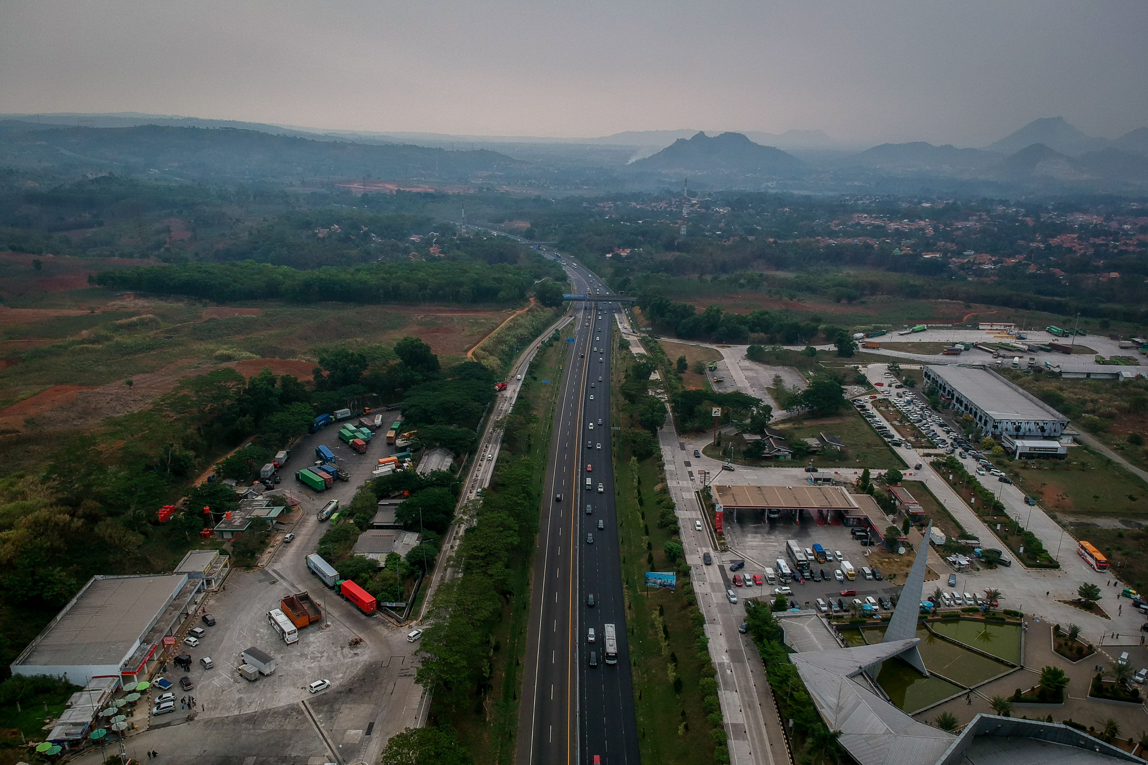  Foto udara kendaraan yang melintas di kilometer 88 Jalan Tol Cipularang, Kabupaten Purwakarta, Jawa Barat.