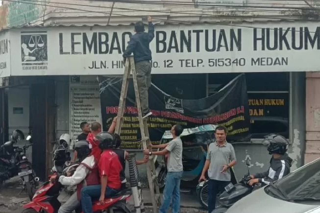 Kantor LBH Kota Medan yang dilempar bom molotov, Sabtu (19/10) dini hari.