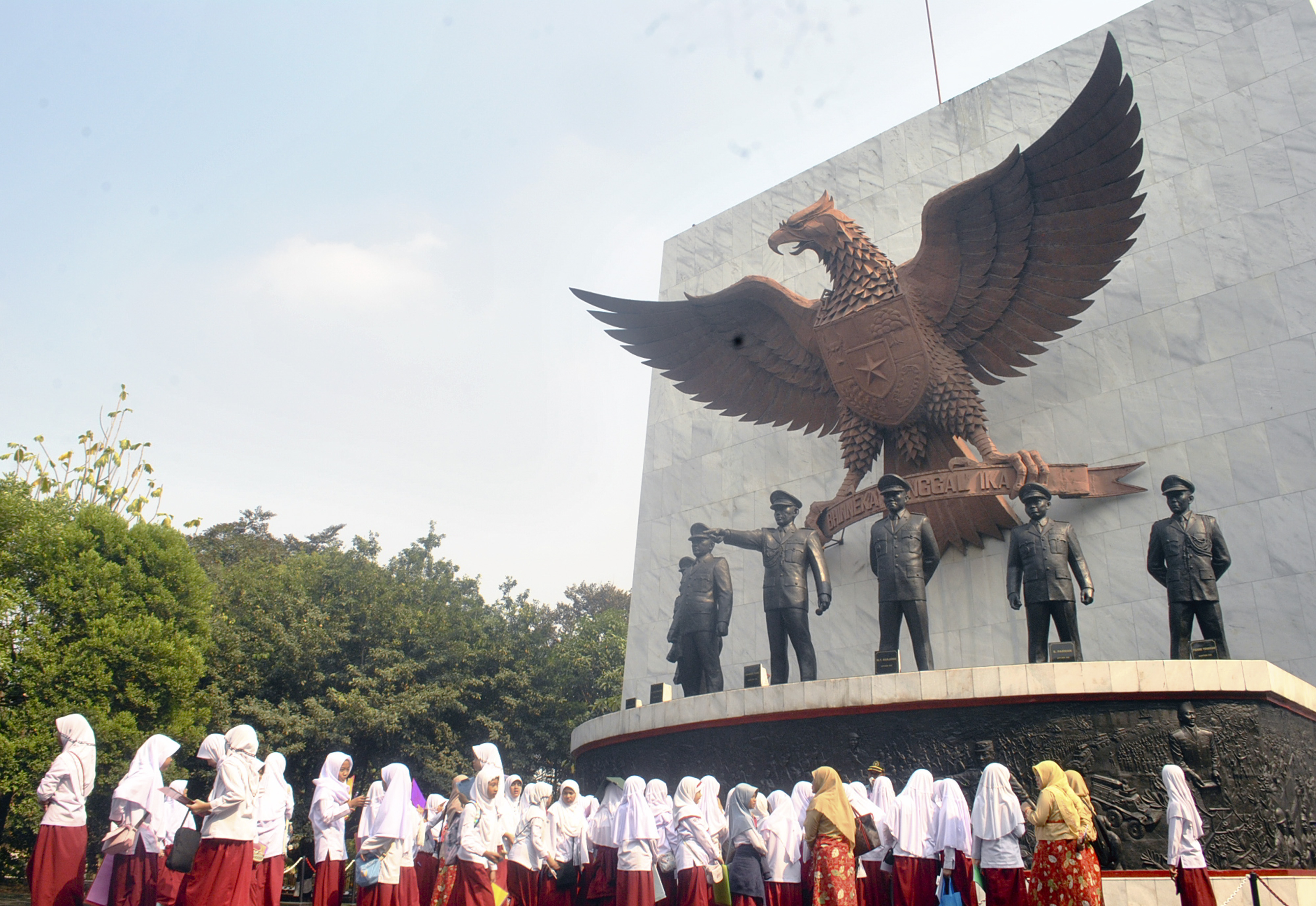 Pelajar di sekitar Monumen Pancasila Sakti