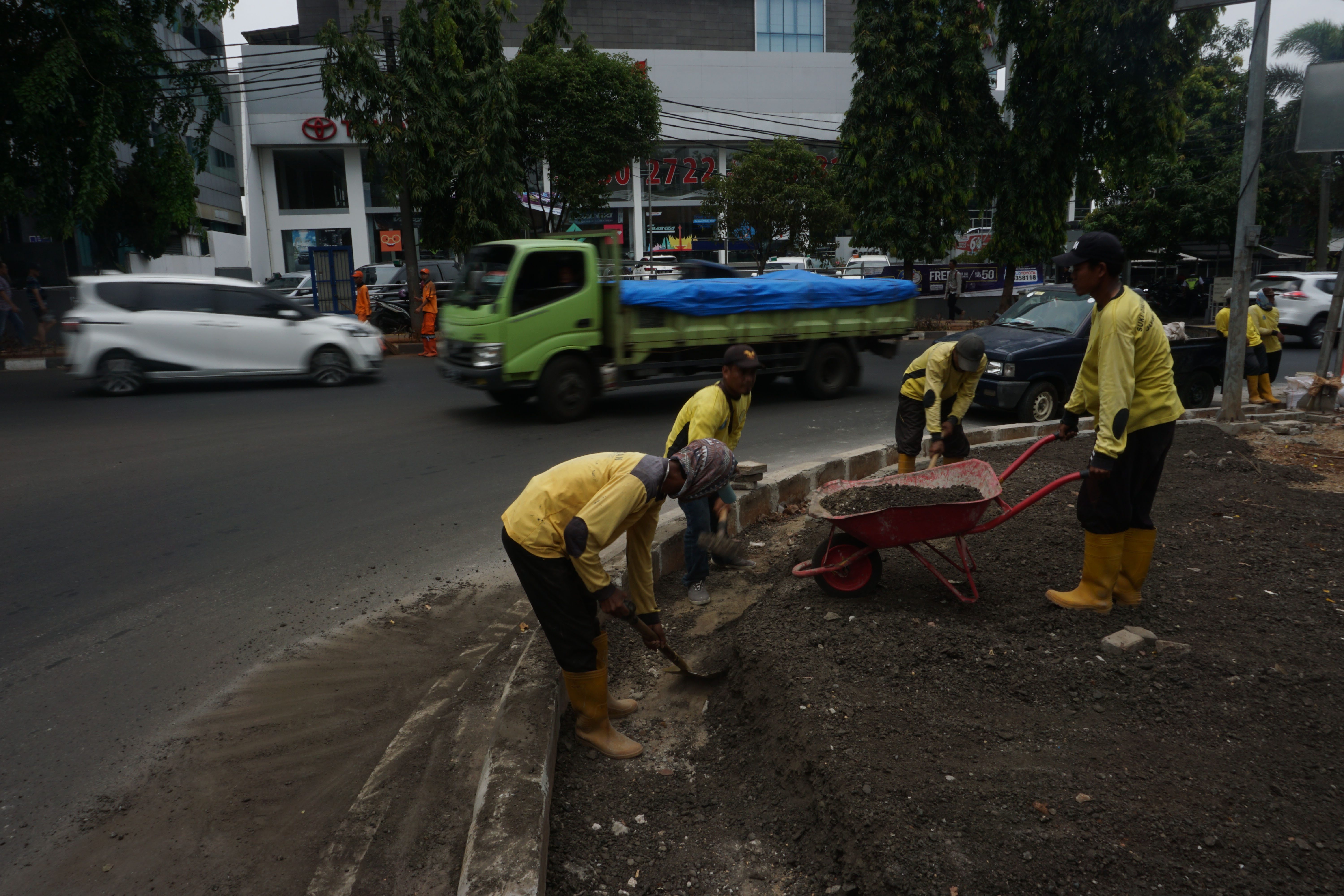 Petugas melakukan revitalisasi trotoar di kawasan Flover Kebon Jeruk