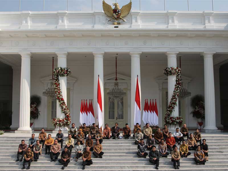 Presiden Joko Widodo dan Wapres Ma’ruf Amin sambil duduk memperkenalkan satu per satu menteri Kabinet Indonesia Maju.