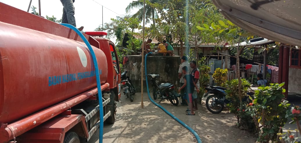 Penyaluran bantuan air bersih di Kabupaten Sikka