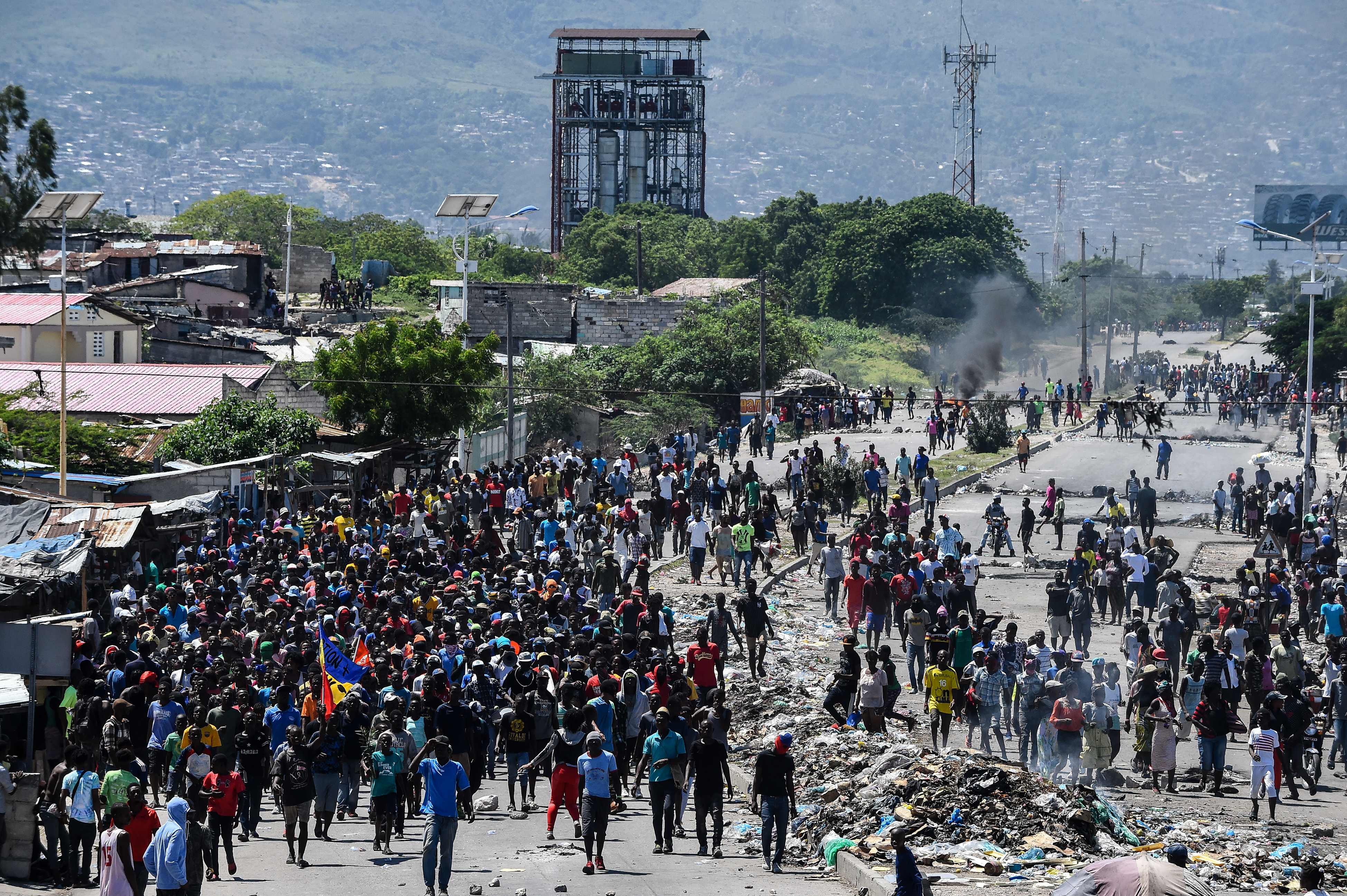 Ratusan demonstran turun ke jalan menuntit Presiden Haiti Jovenel Moise di Port-au-Prince, Haiti.  