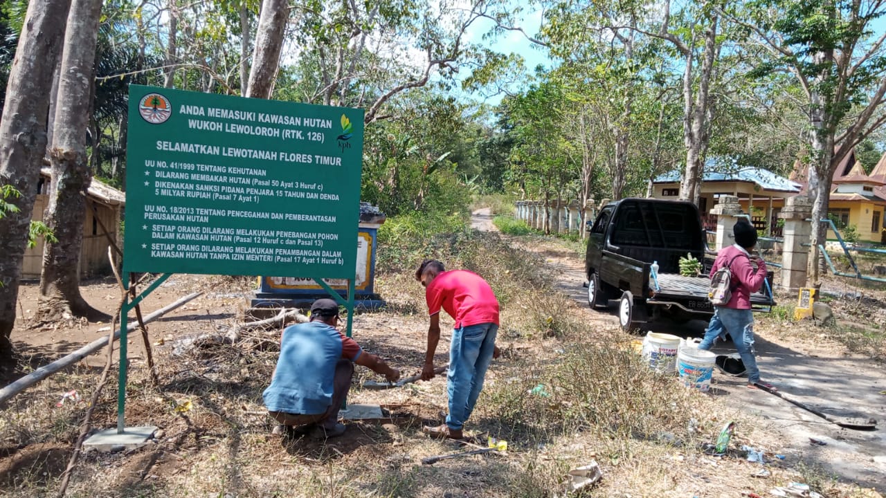Baliho berisi imbauan tidak membakar hutan dan lahan dipasang di sekitar hutan kawasan Kabupaten Flores Timur, NTT