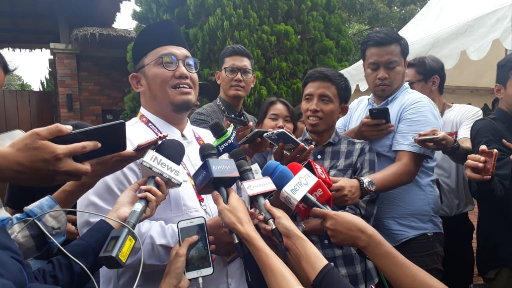 Juru Bicara Ketua Umum Gerindra Prabowo Subianto, Danhil Anzar memberikan keterangan pers di Hambalang, Rabu (16/10).