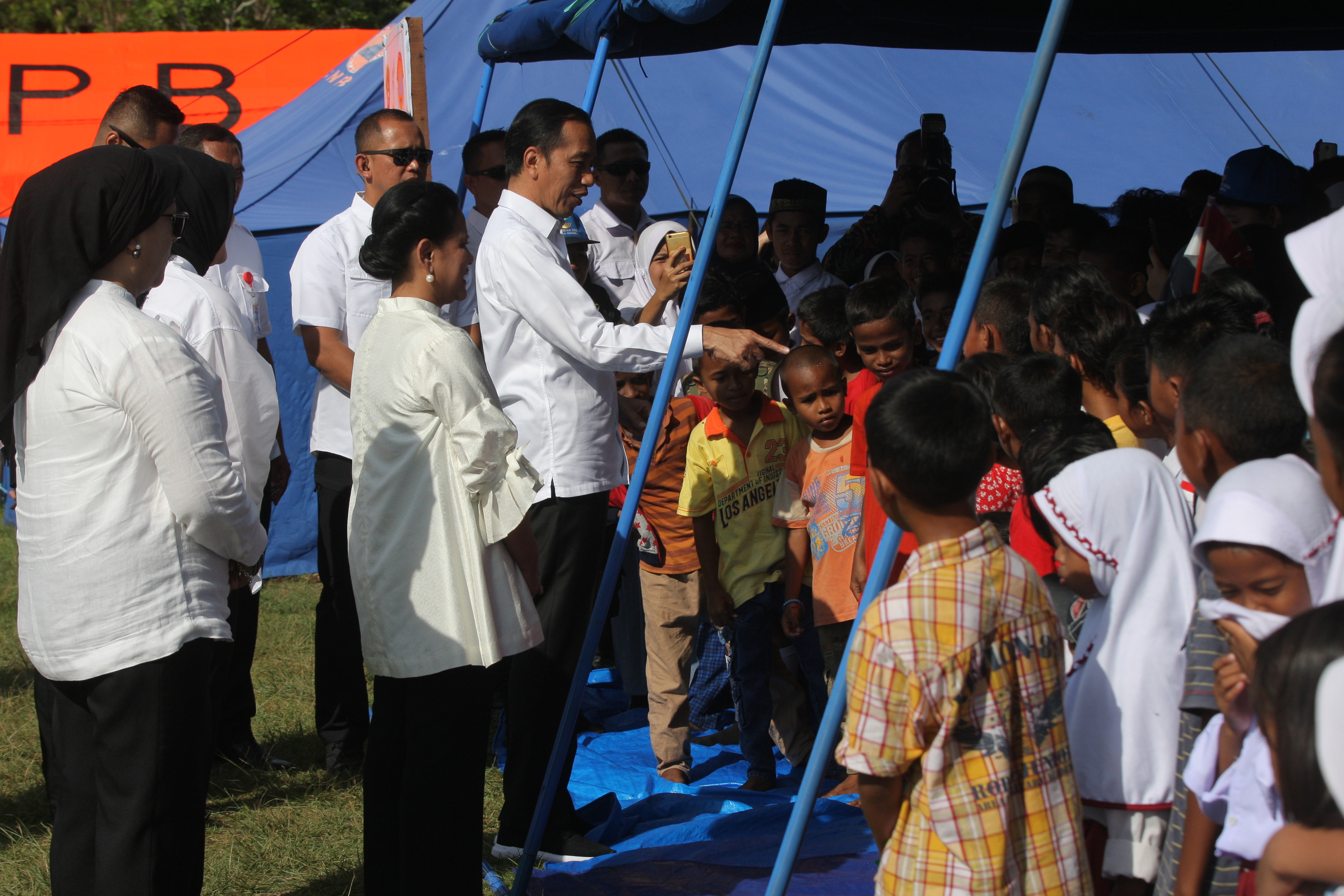 Presiden Joko Widodo (tengah) bertemu dengan para pengungsi korban gempa Maluku