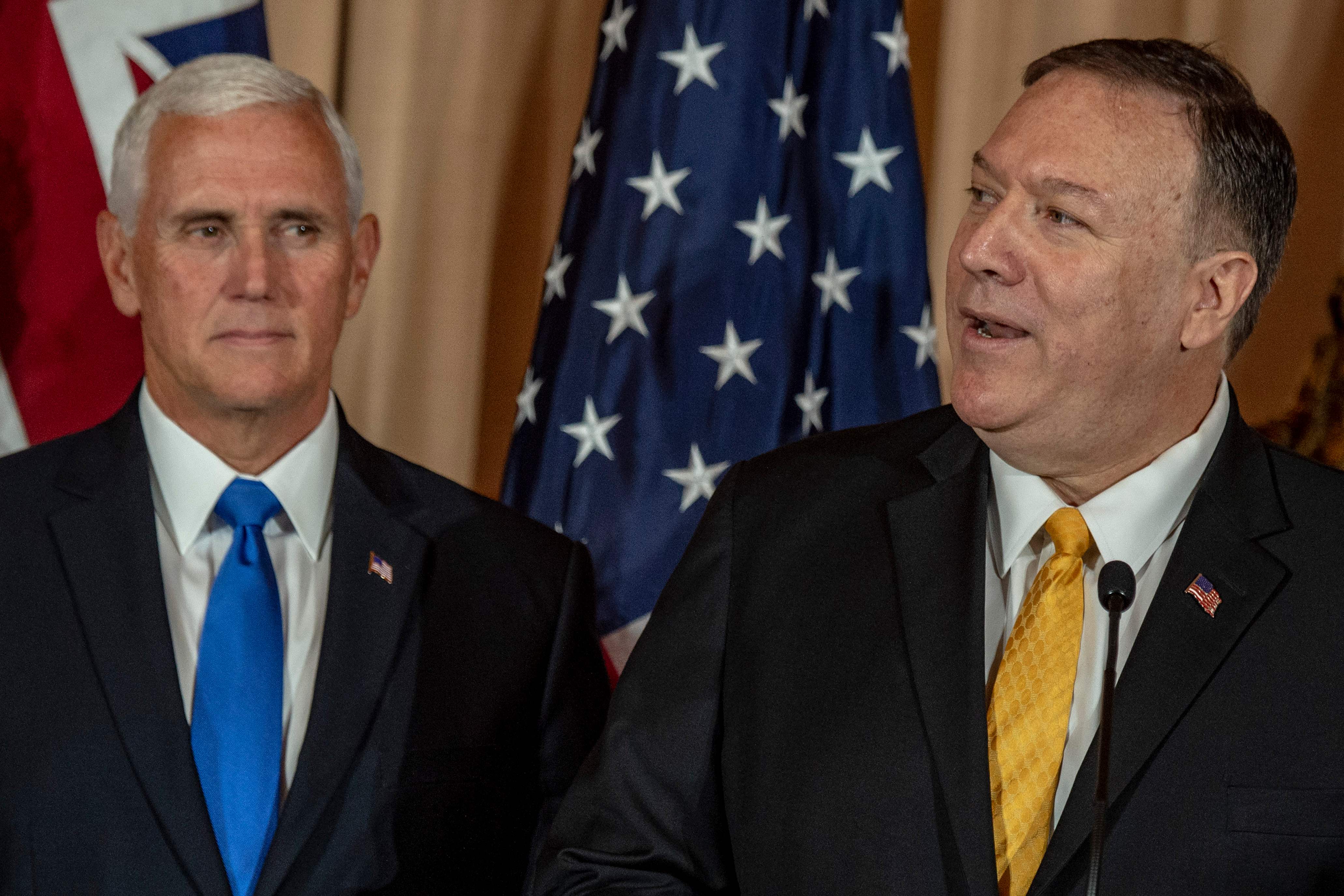 Wakil Presiden AS Mike Pence (kiri) dan Menlu AS Mike Pompeo